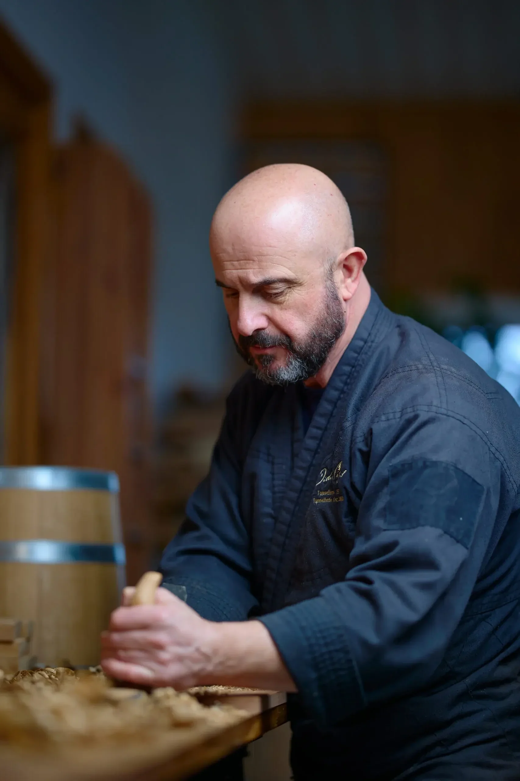 Portrait en intérieur, homme concentré en train d'écrire
