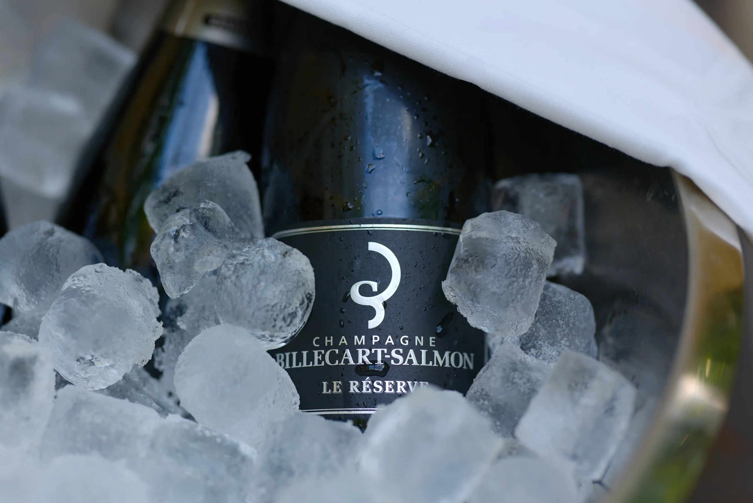 Accords mets et vins - verres et spiritueux en table