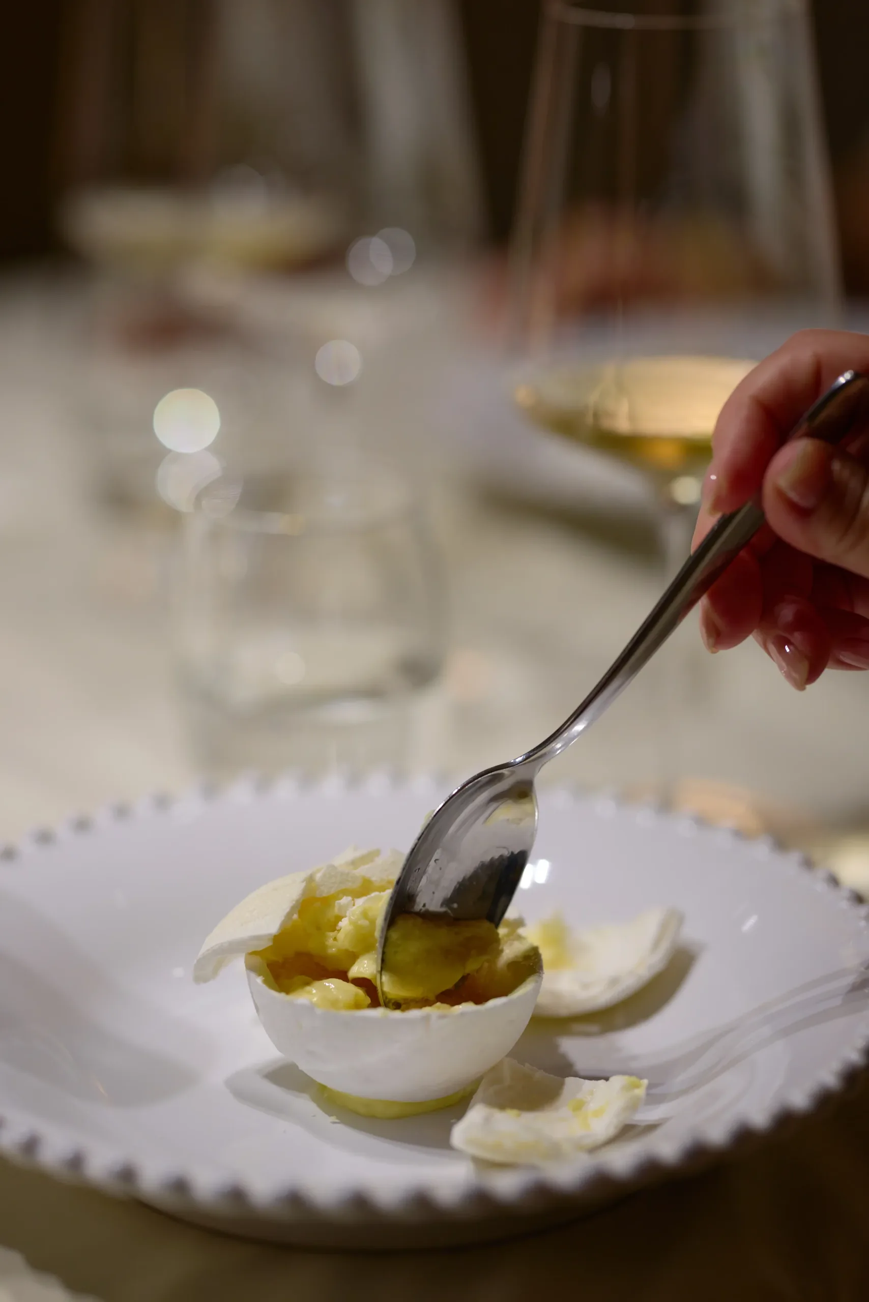 Accords mets et vins - verres et spiritueux en table