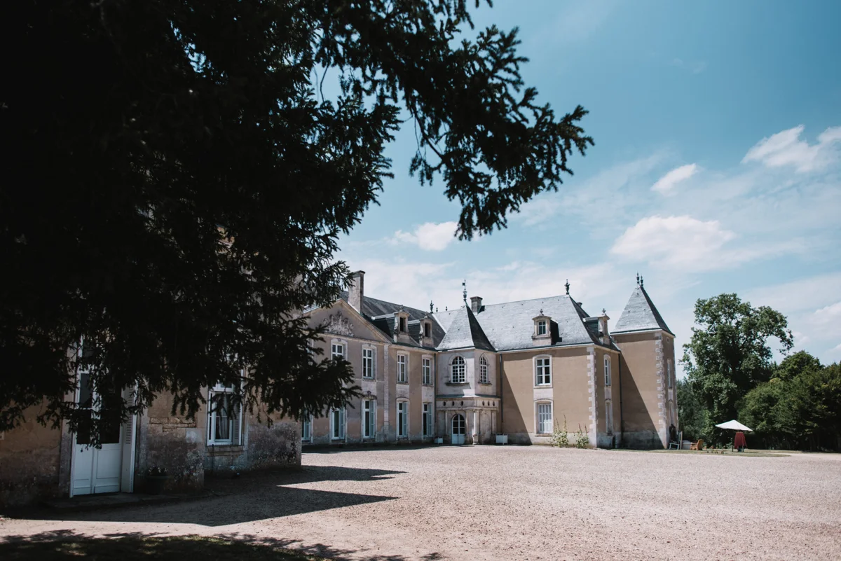 Courtyard and façade of Château de Panloy