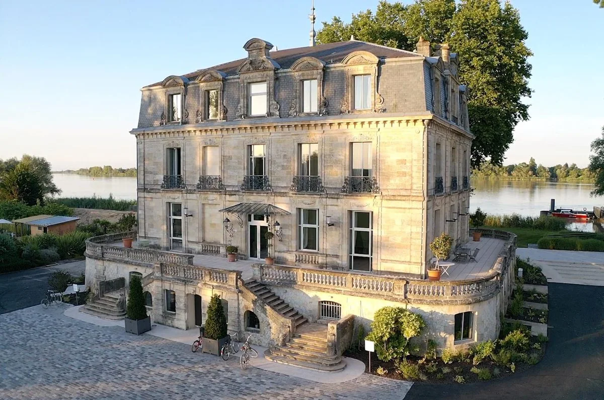 Château Grattequina beside the Garonne
