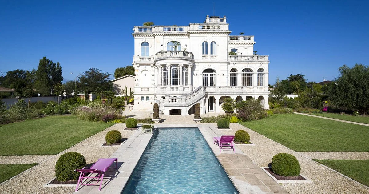 Facade and pool at Château Mader