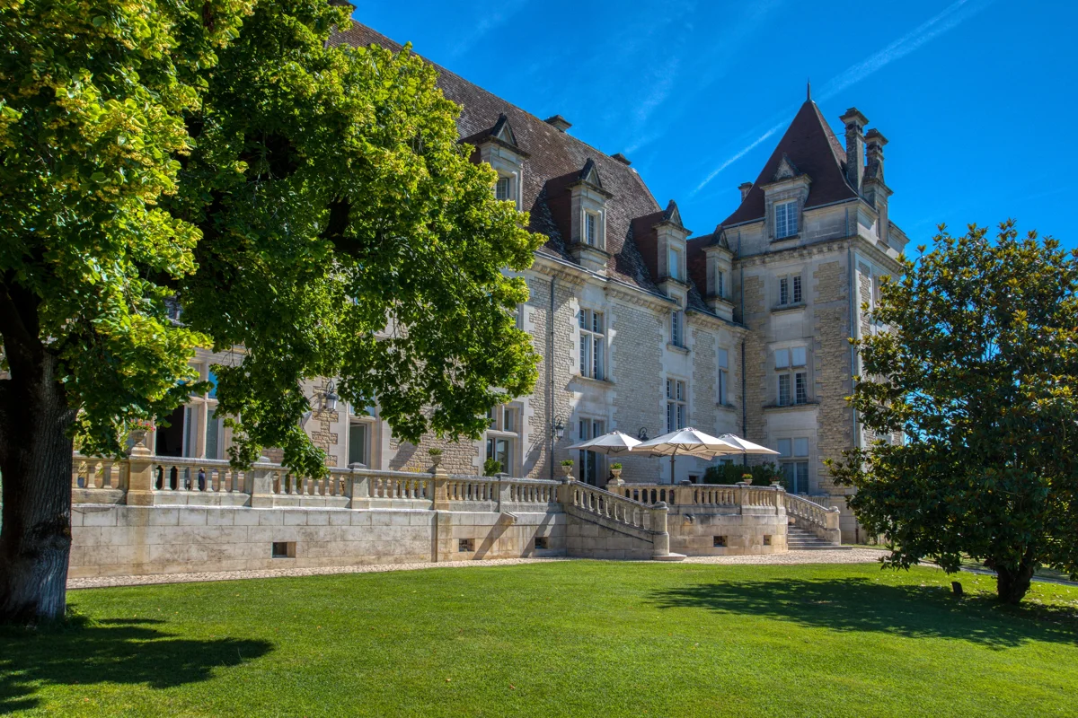 Façade and lawn at Domaine de Monrecour