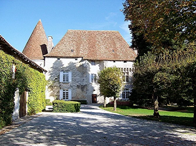 Estate courtyard and buildings: Les Granges de Mauriac