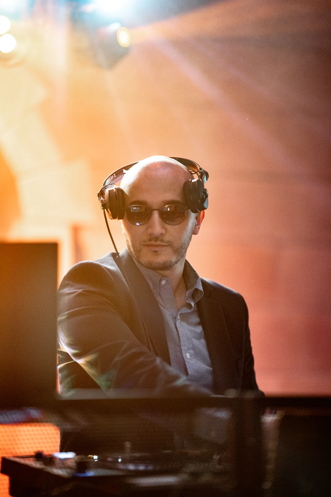 Sam aux platines pendant une soirée de mariage