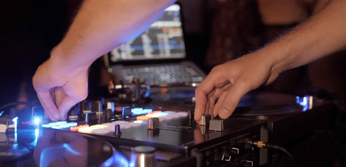 DJ aux platines · Magic Event