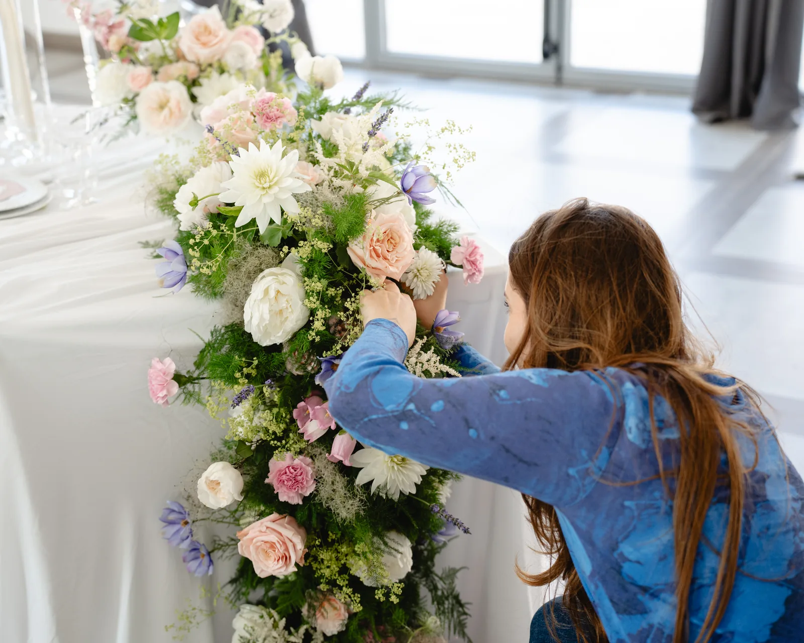 Installation of a pastel floral arrangement by Maison Florale by Juliette