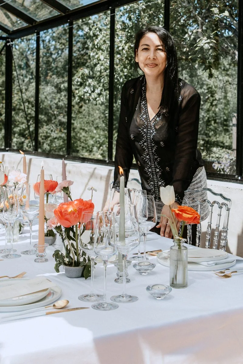 Wedding planner Sacha B lors de la préparation d’une réception
