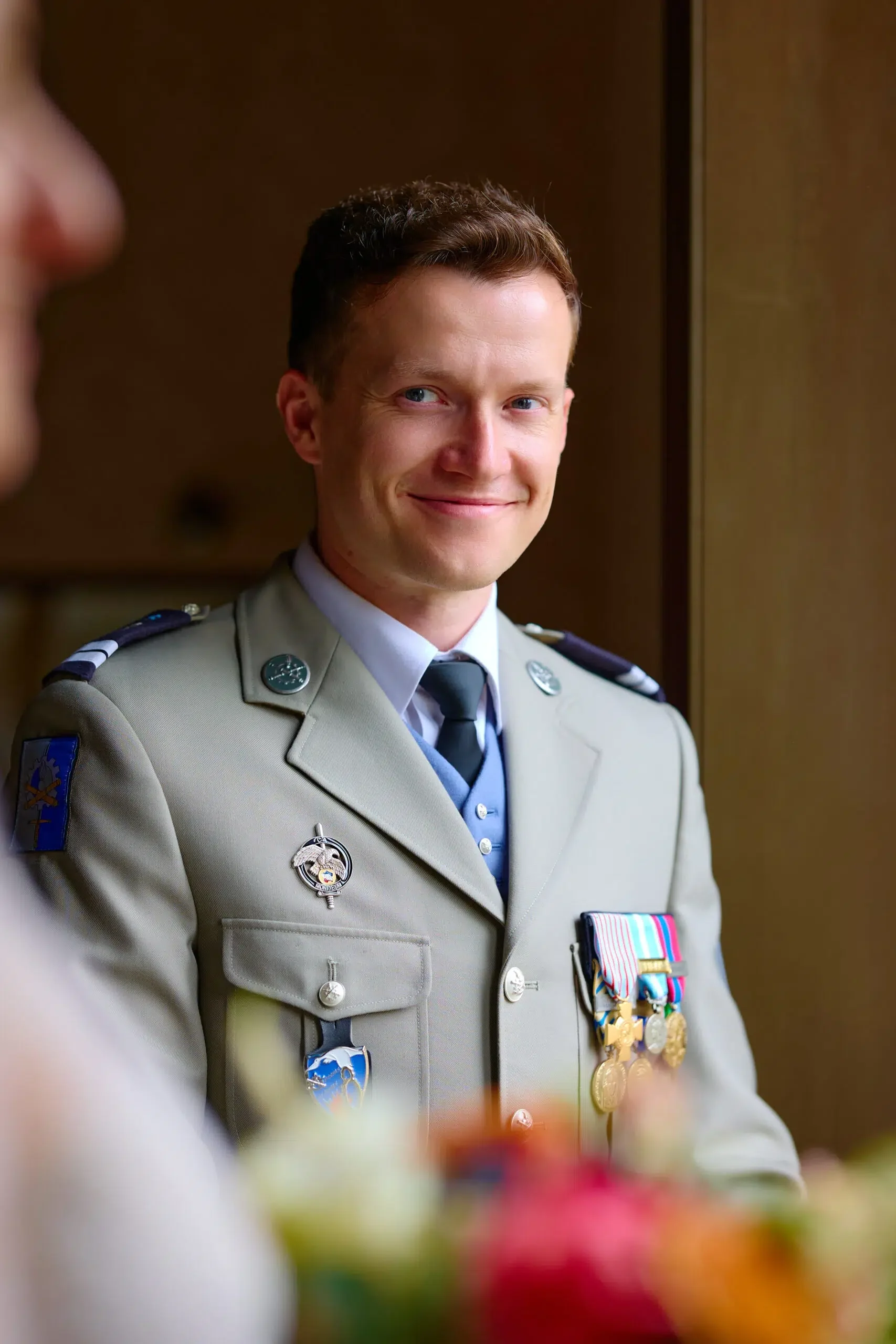 The groom posing in front of the château
