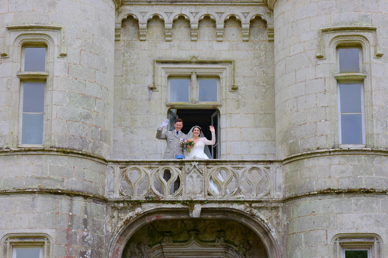 Les mariés au balcon d’un château, photographiés par Jean de Malet
