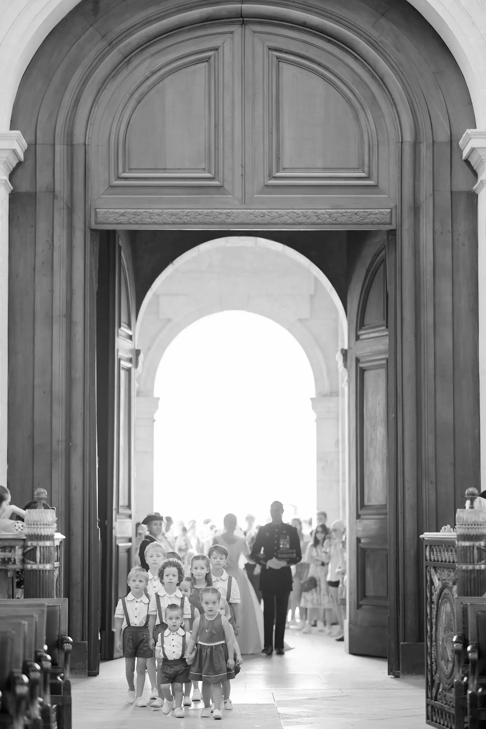 A portrait of the newlyweds in the Invalides courtyard