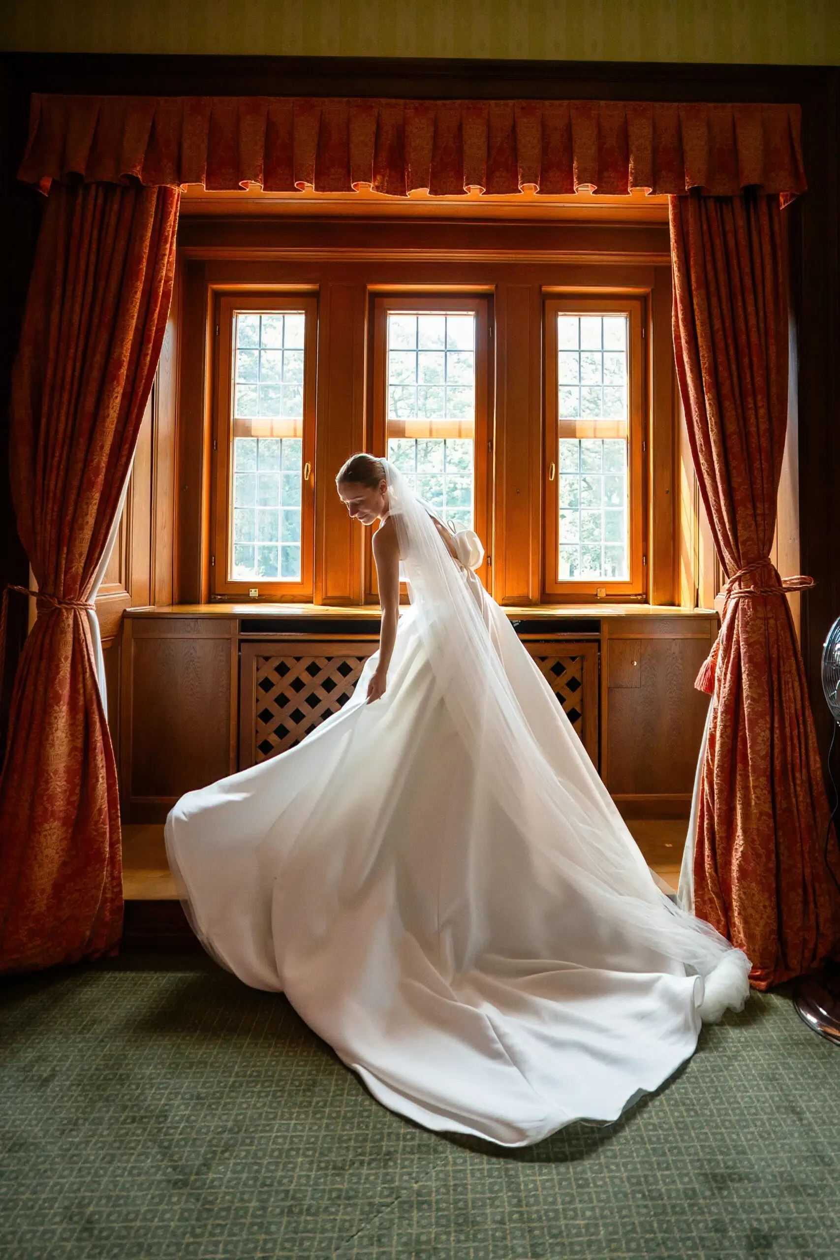 Cérémonie du mariage de Constance et Thorvald mouvement dans la robe de mariée