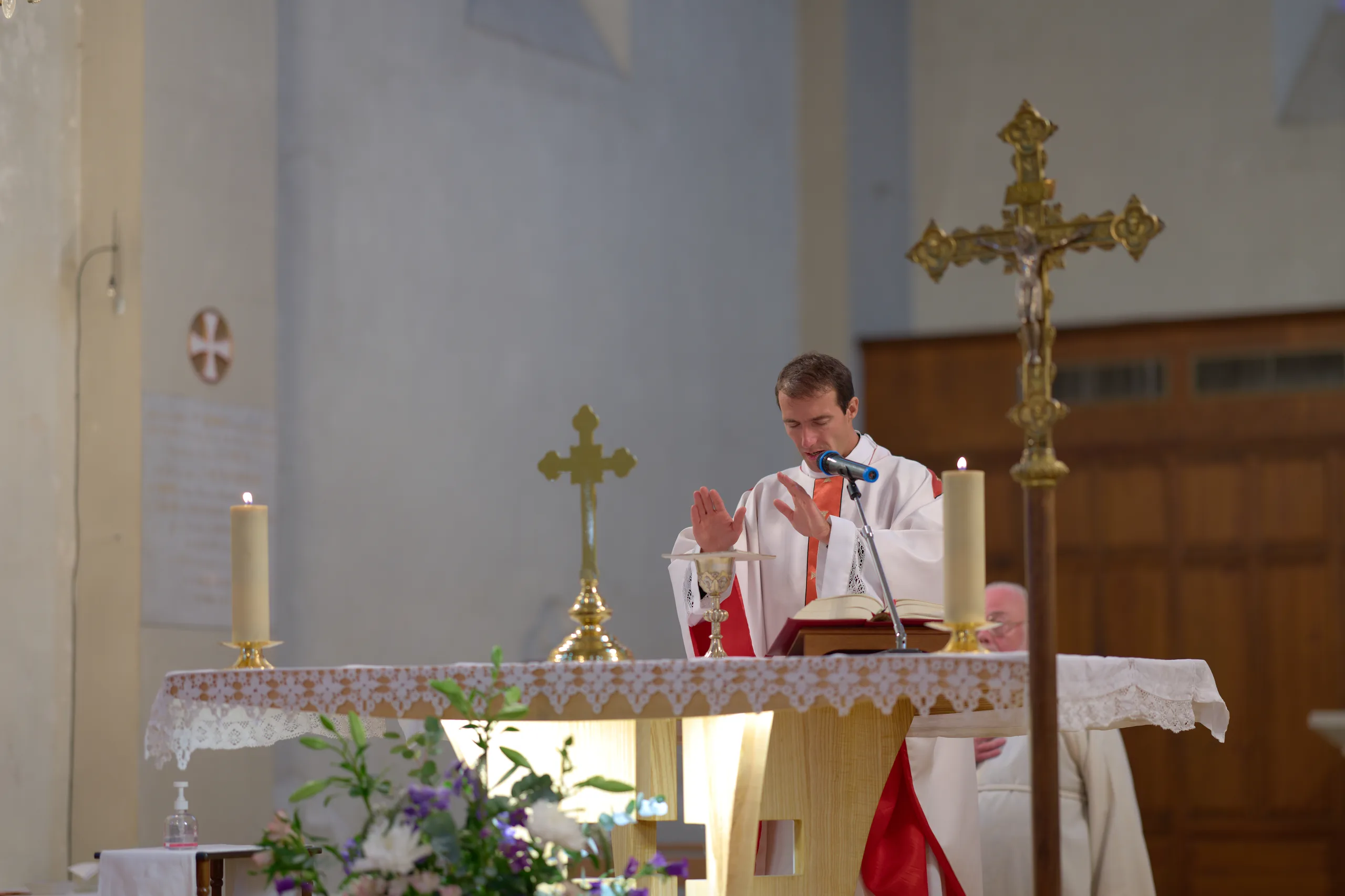Jade and Luc’s ceremony at Saint-Georges church in Mussidan