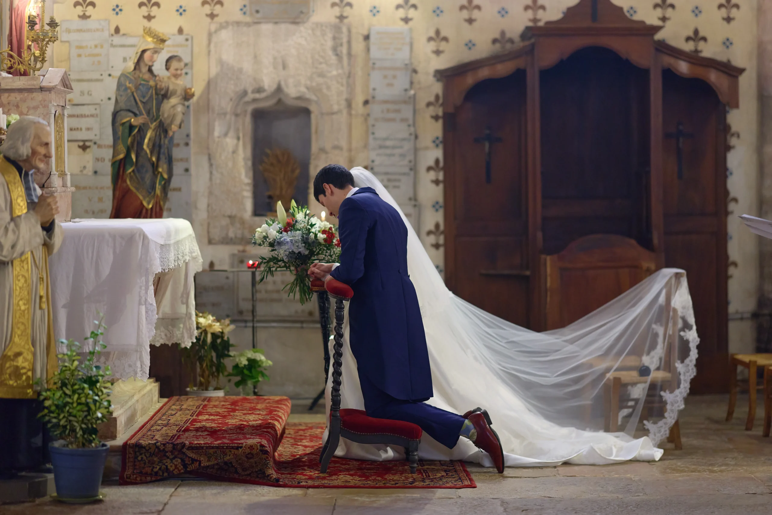 The newlyweds strolling through the château's collection