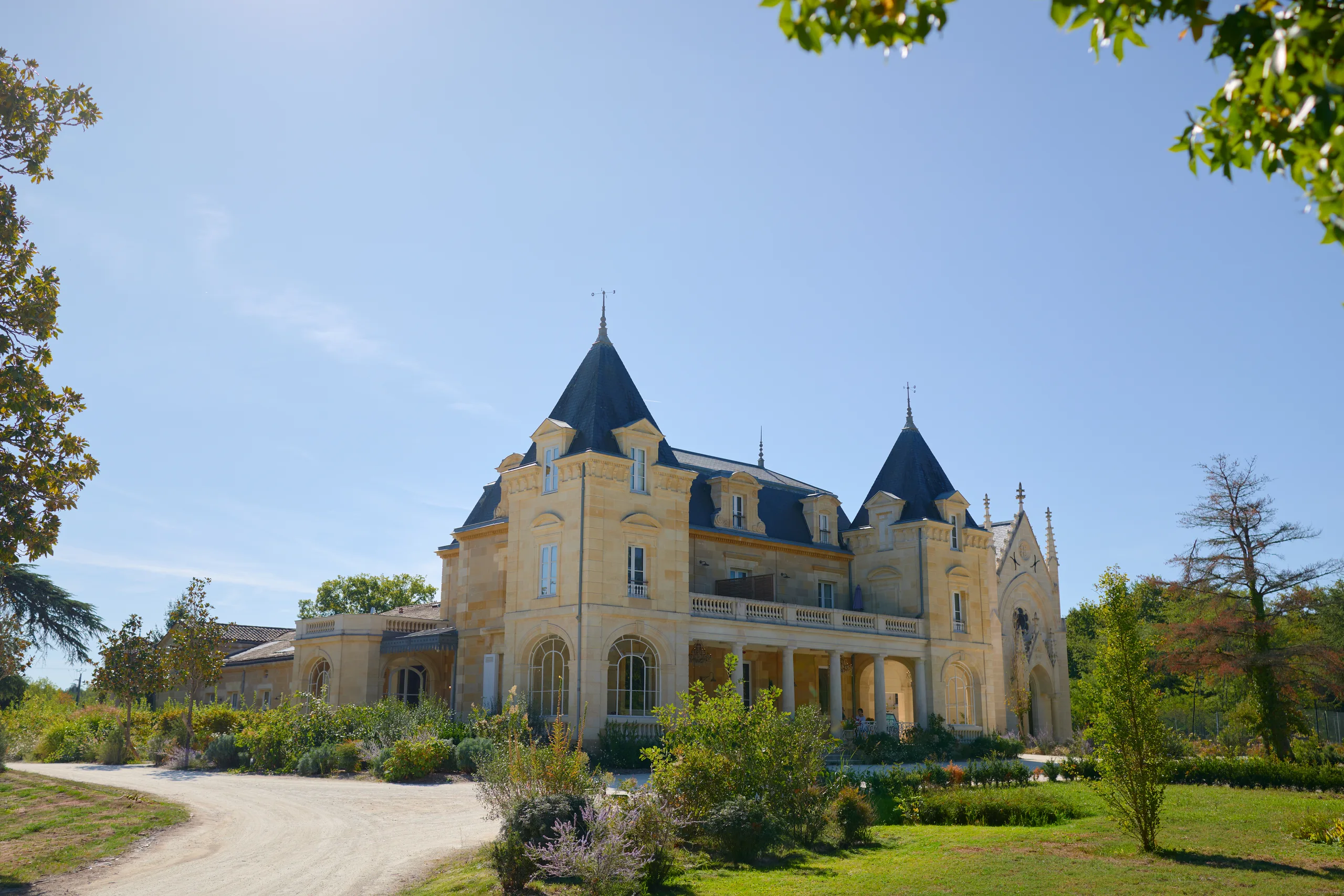 Façade du Château Léognan sous le ciel bleu
