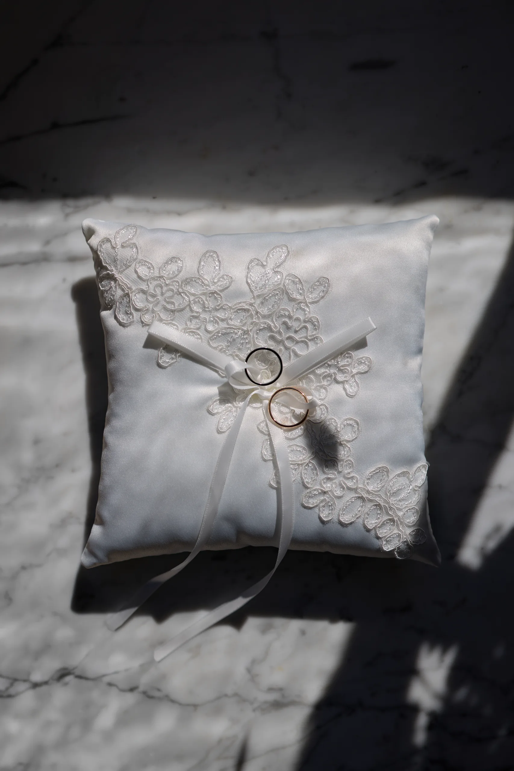 Alliances et bijoux sur un coussin