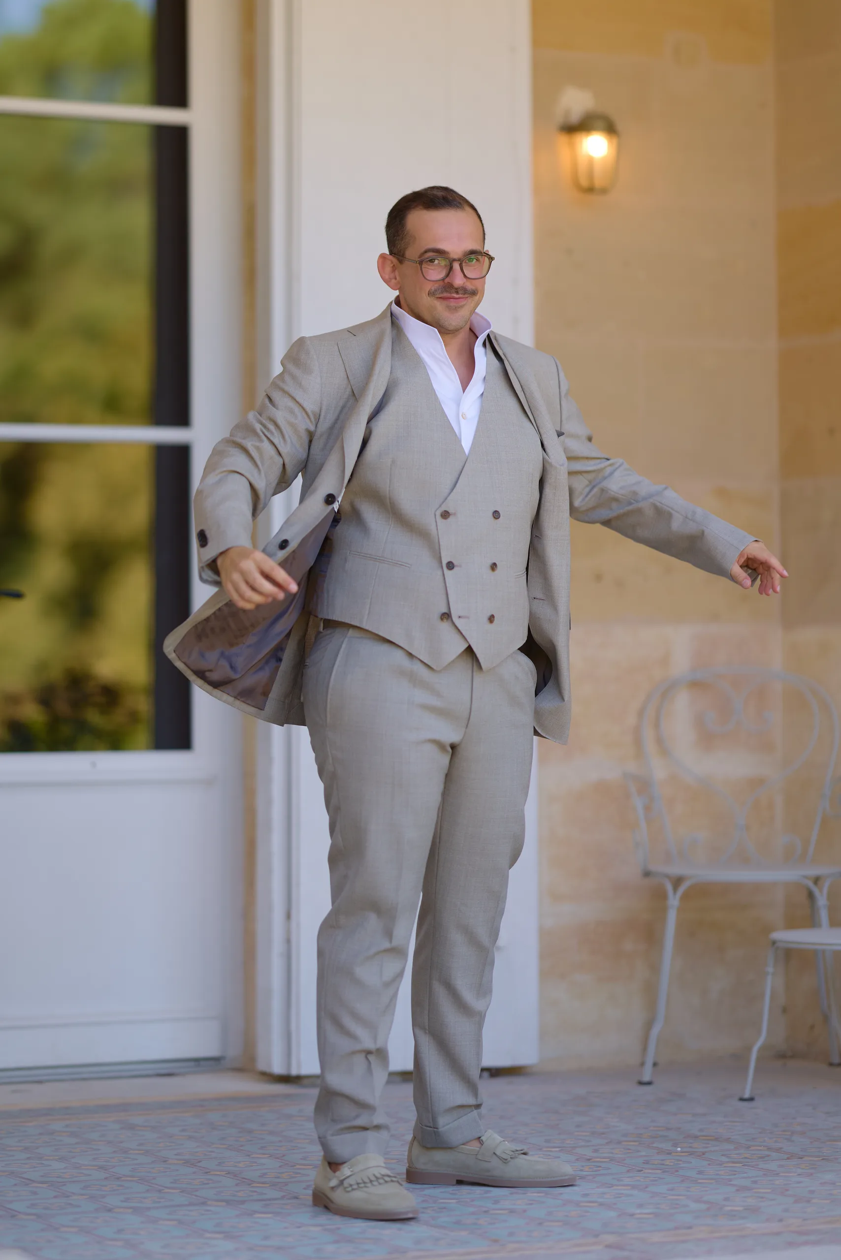 Dimitri en costume dans l’encadrement d’une porte