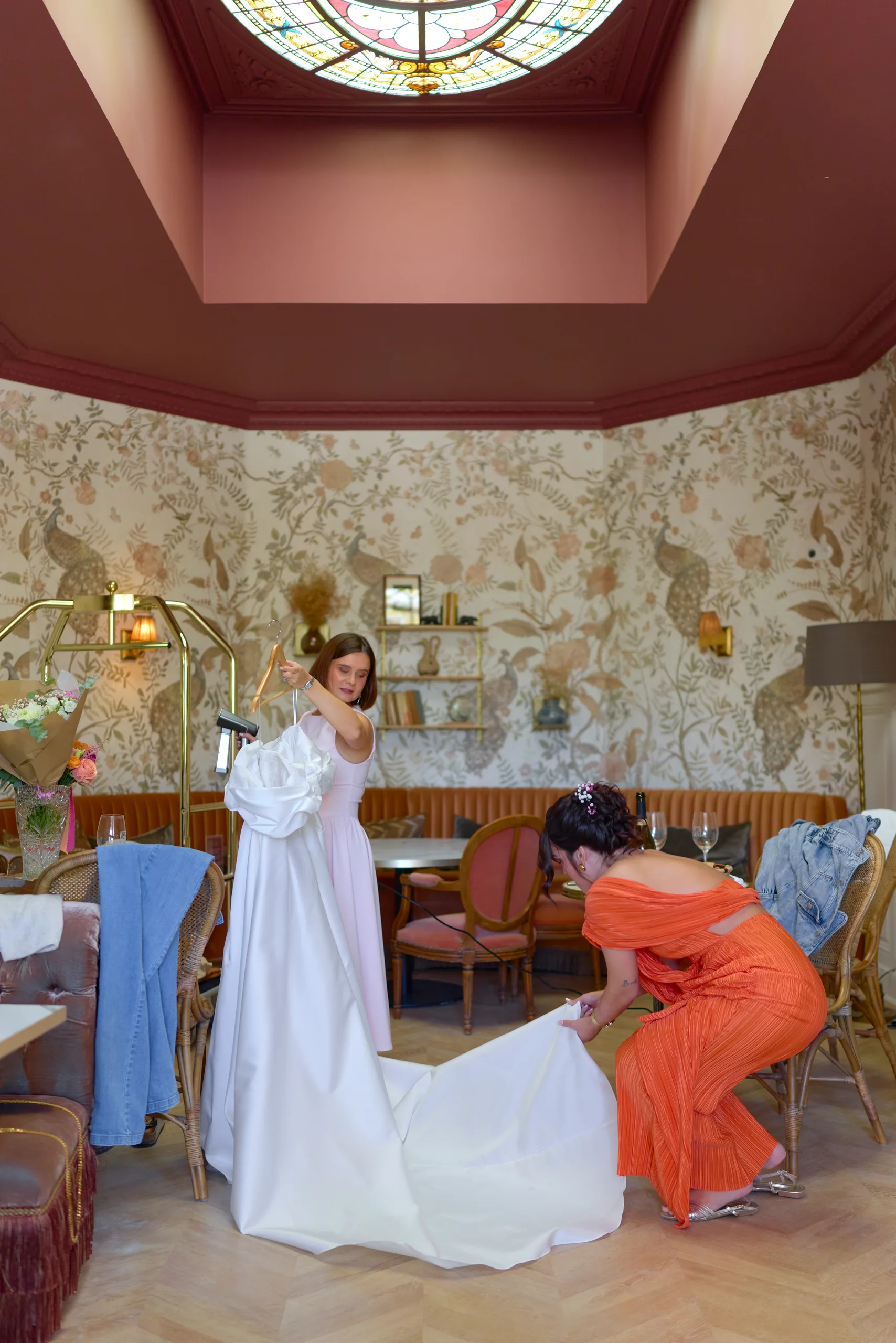 Mathilde en robe de mariée dans sa chambre