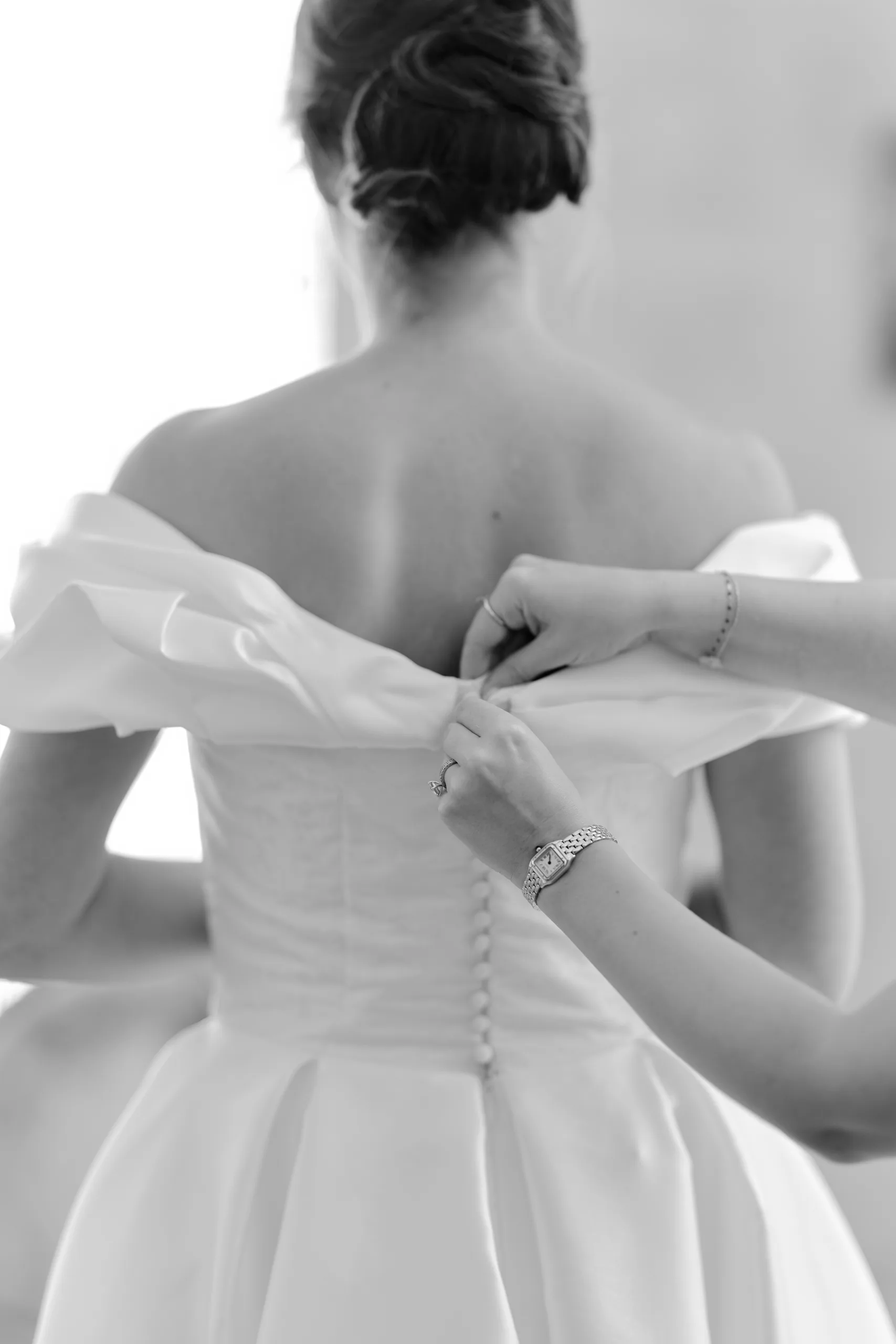 Fermeture de la robe de mariée en noir et blanc