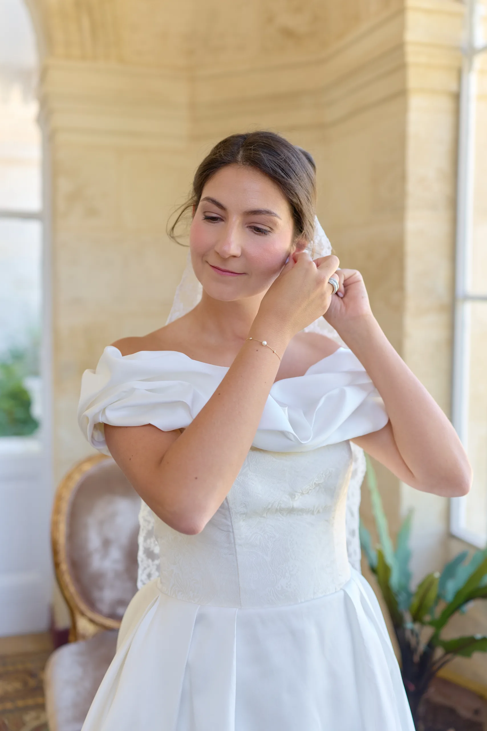 Mathilde ajuste une boucle d’oreille