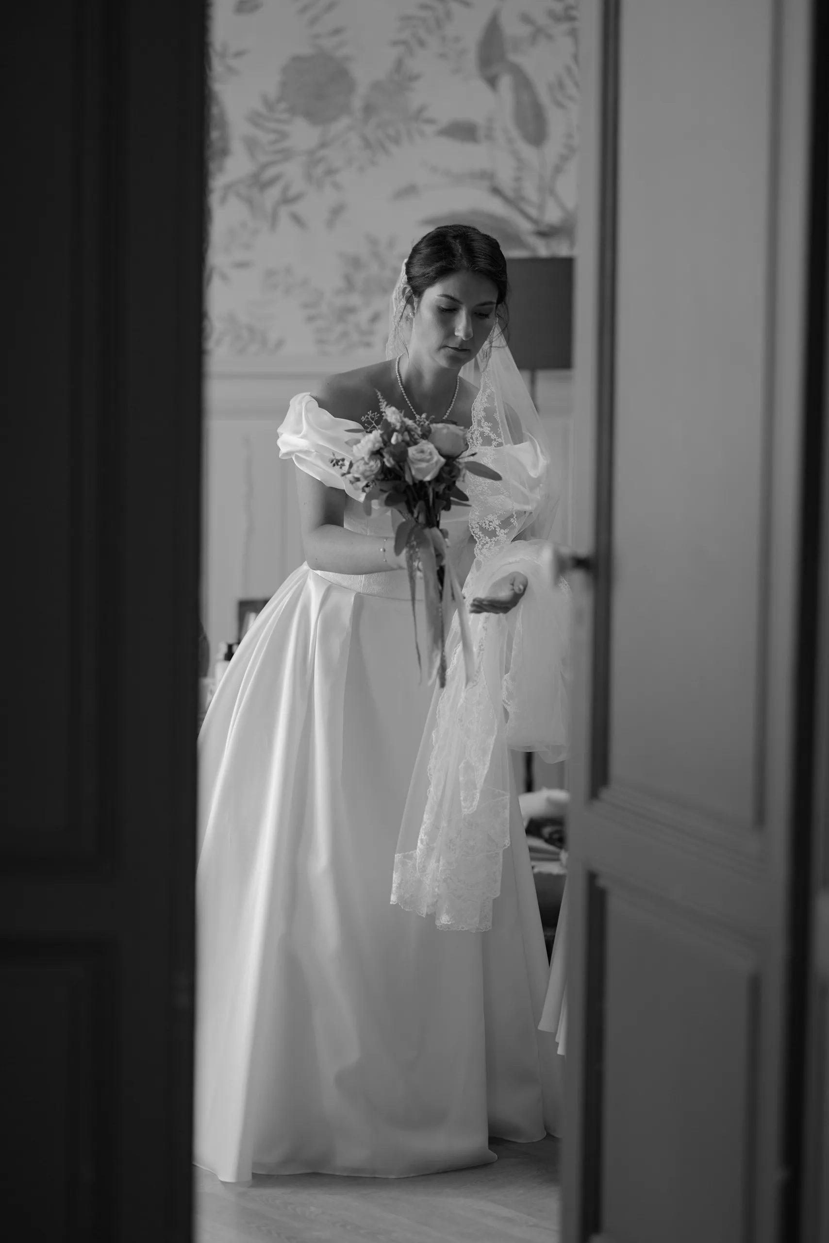 Portrait de Mathilde avec son bouquet dans une porte