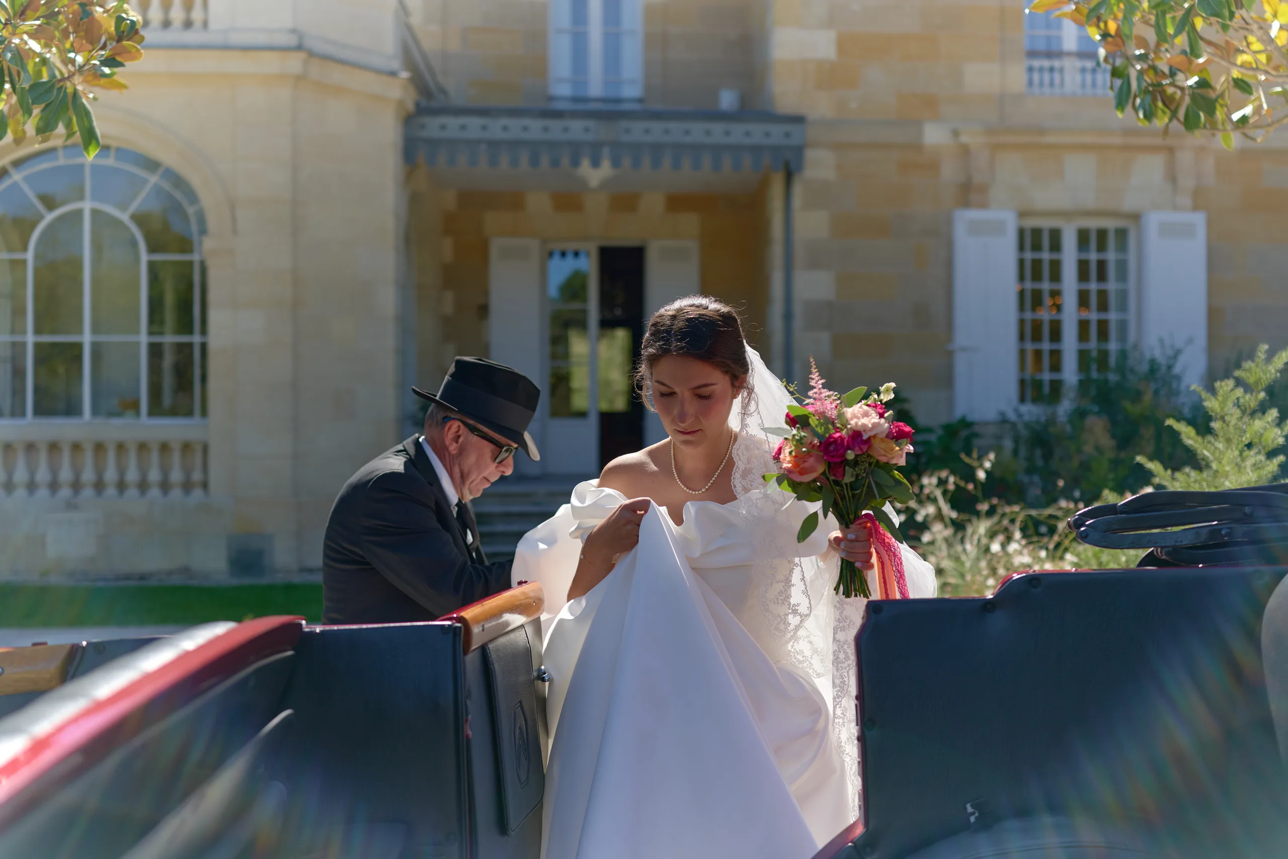 Mathilde devant le Château Léognan avant la cérémonie
