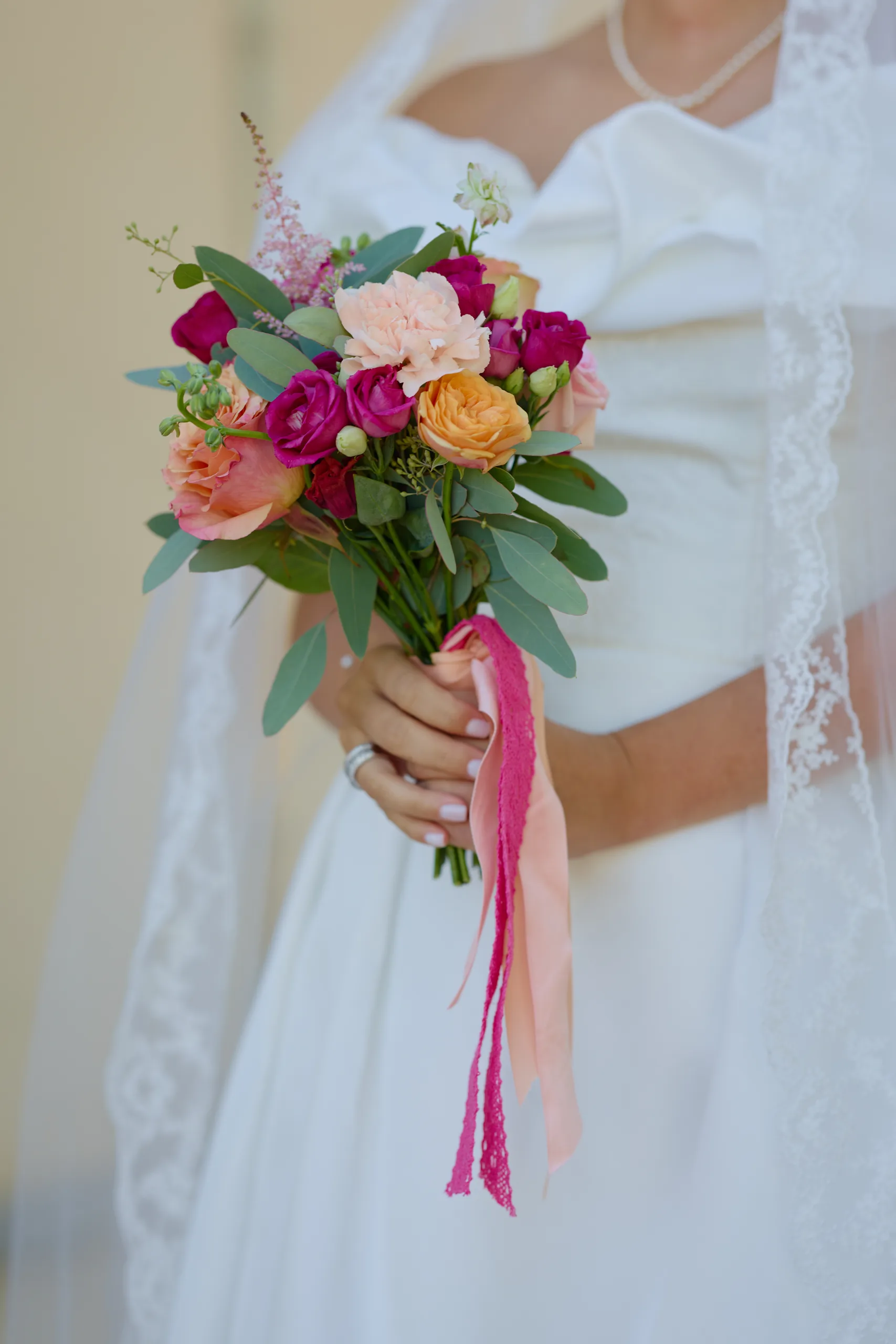 Bouquet coloré et rubans de la mariée