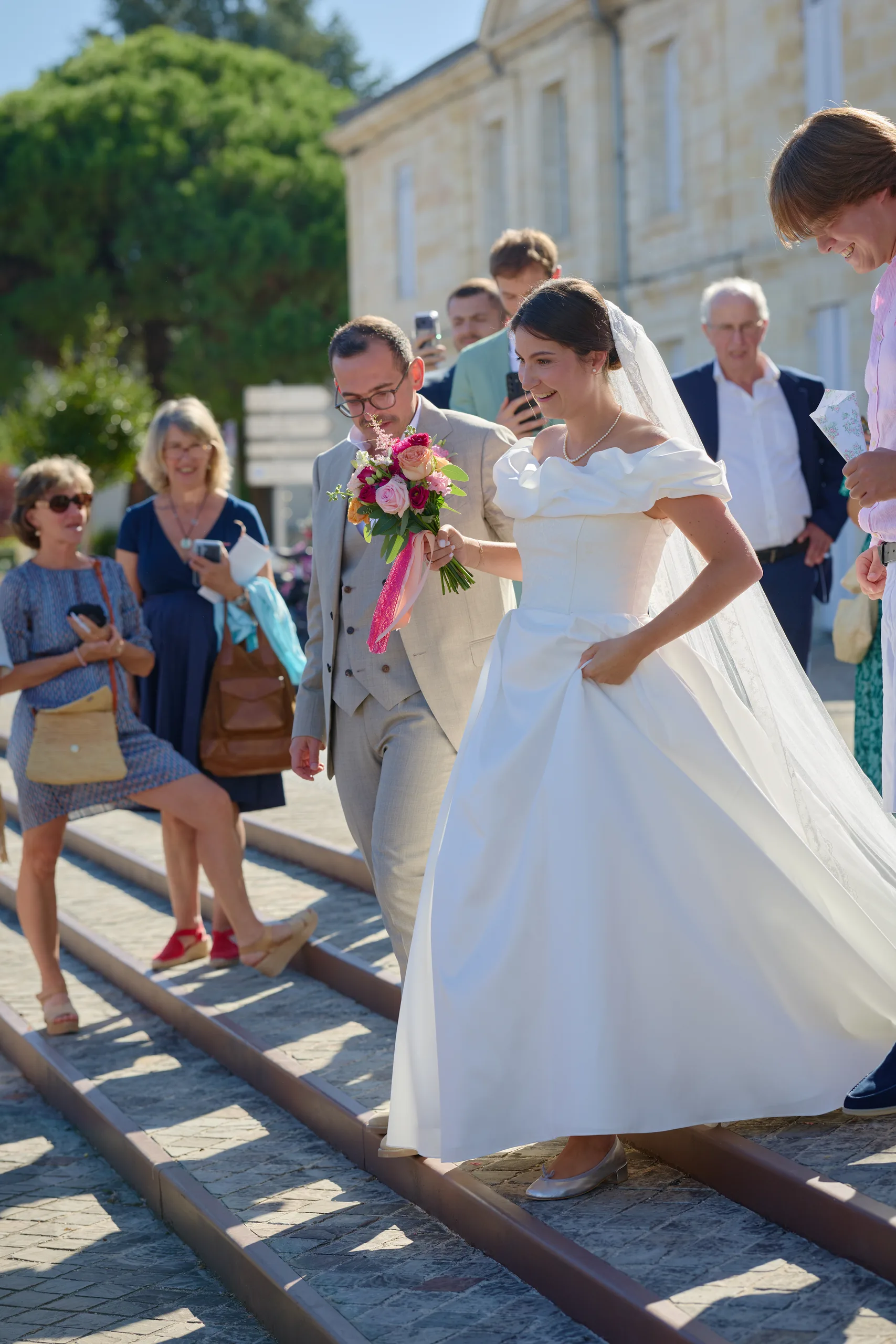 Mathilde salue les invités devant l’église