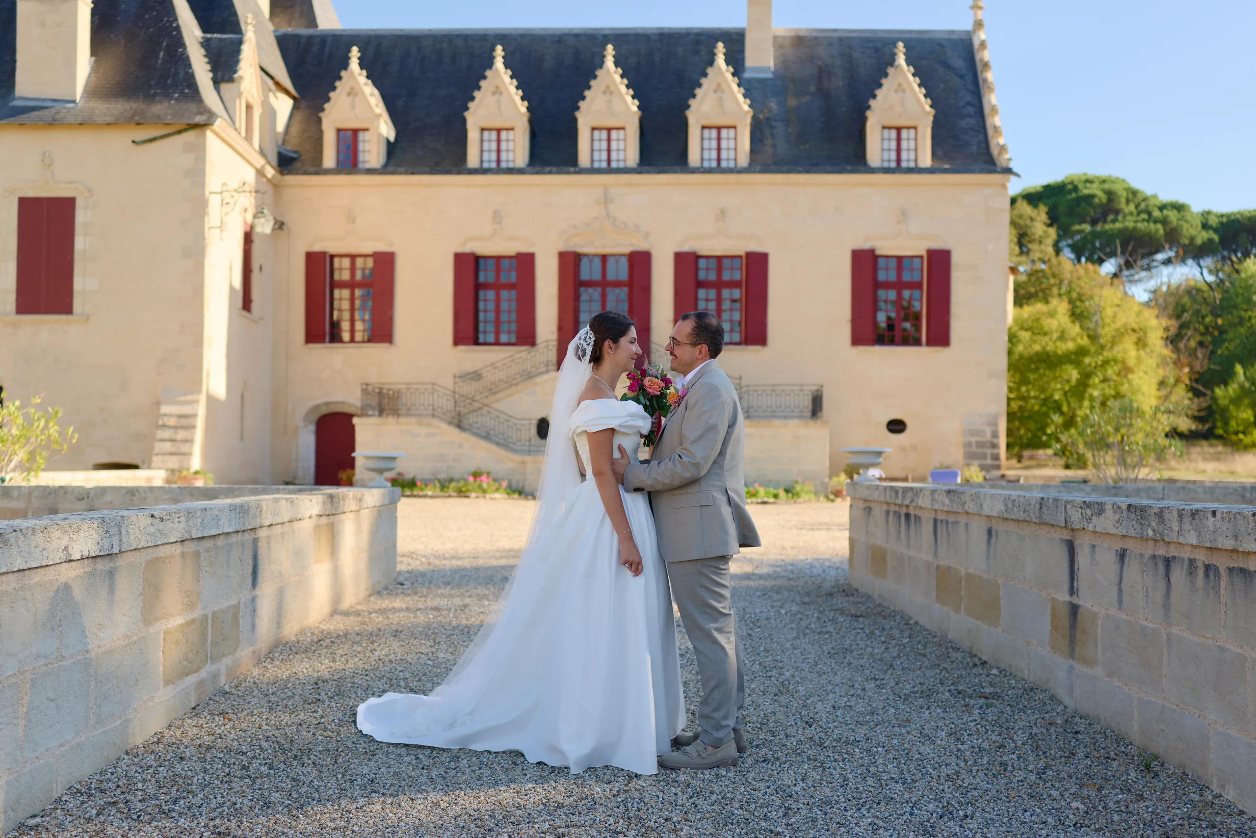 Mathilde et Dimitri devant le Château Olivier