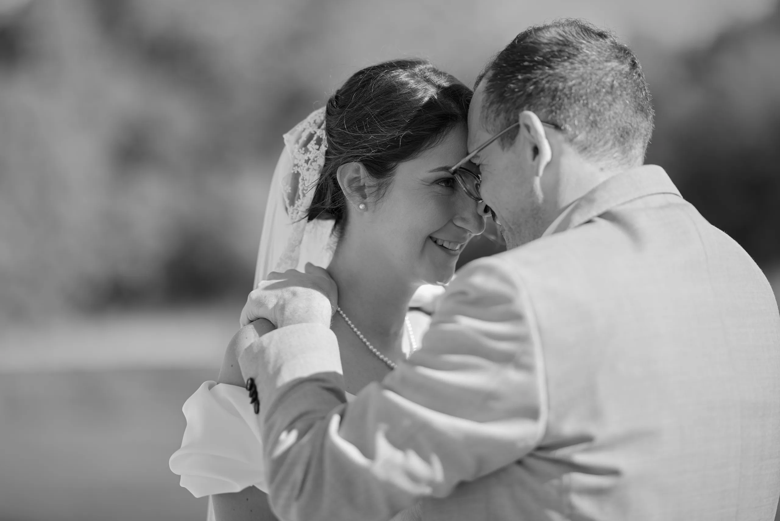 Les mariés s’embrassent, portrait en noir et blanc