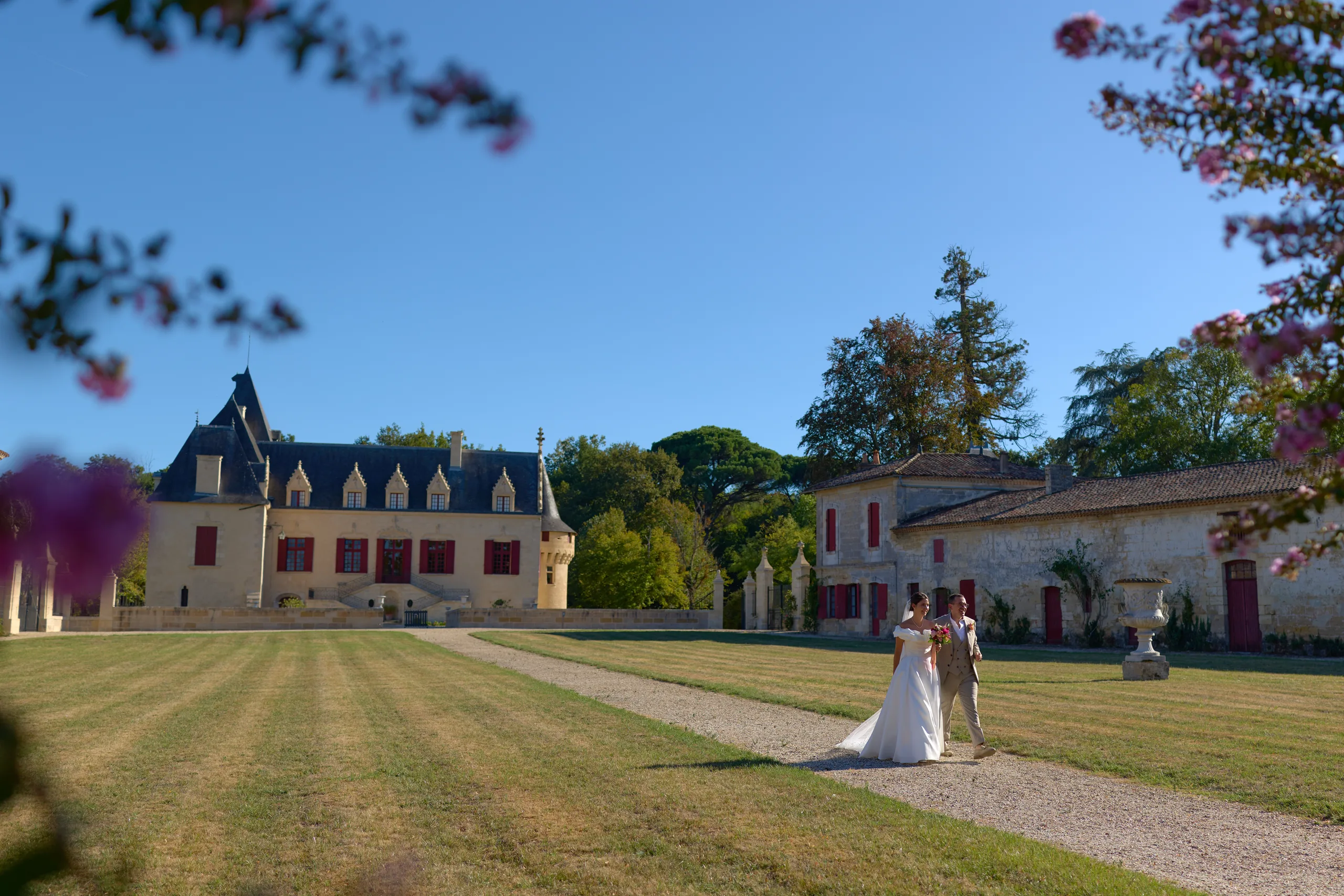 Mathilde sur la pelouse devant le Château Olivier