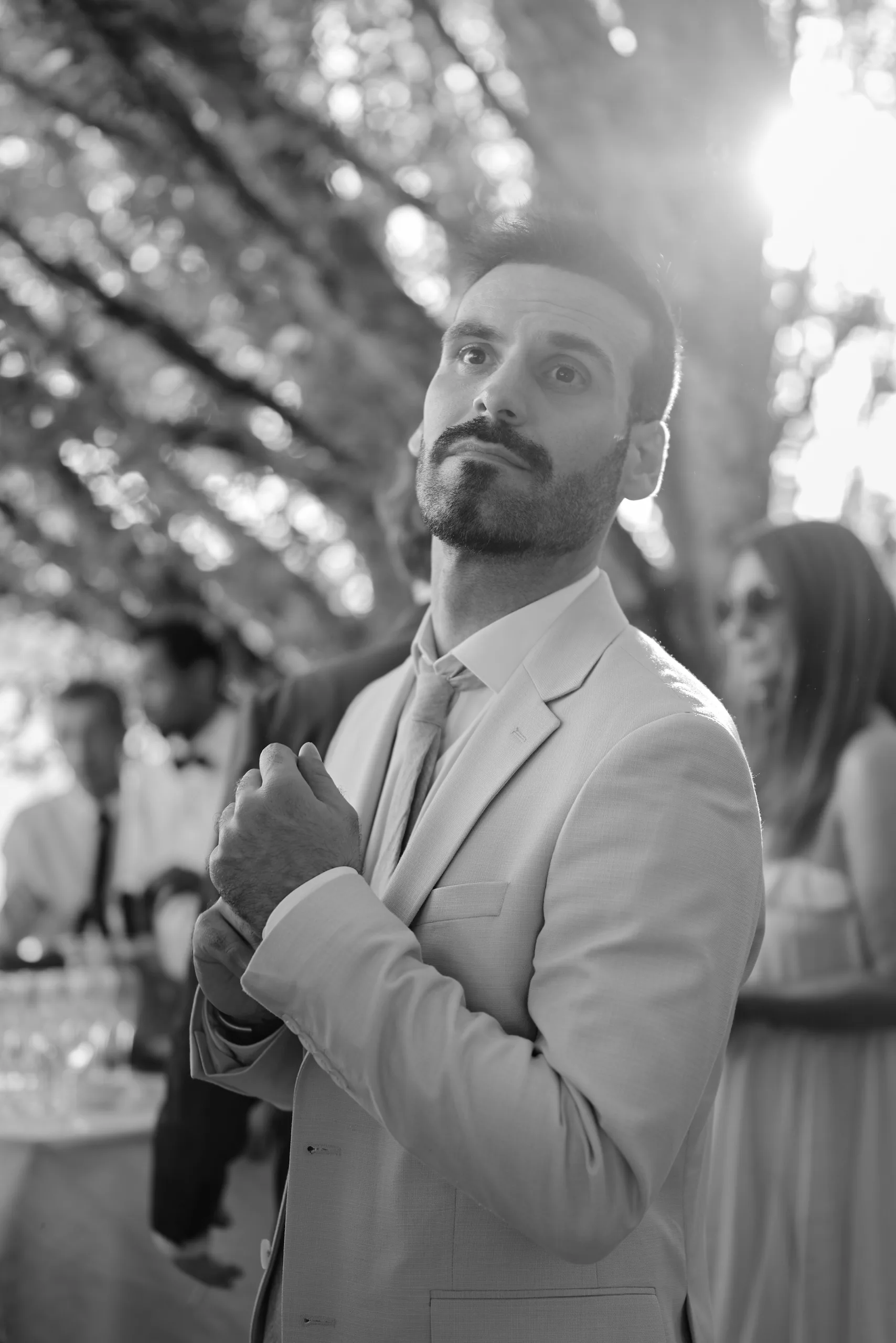 Un invité sourit pendant le cocktail