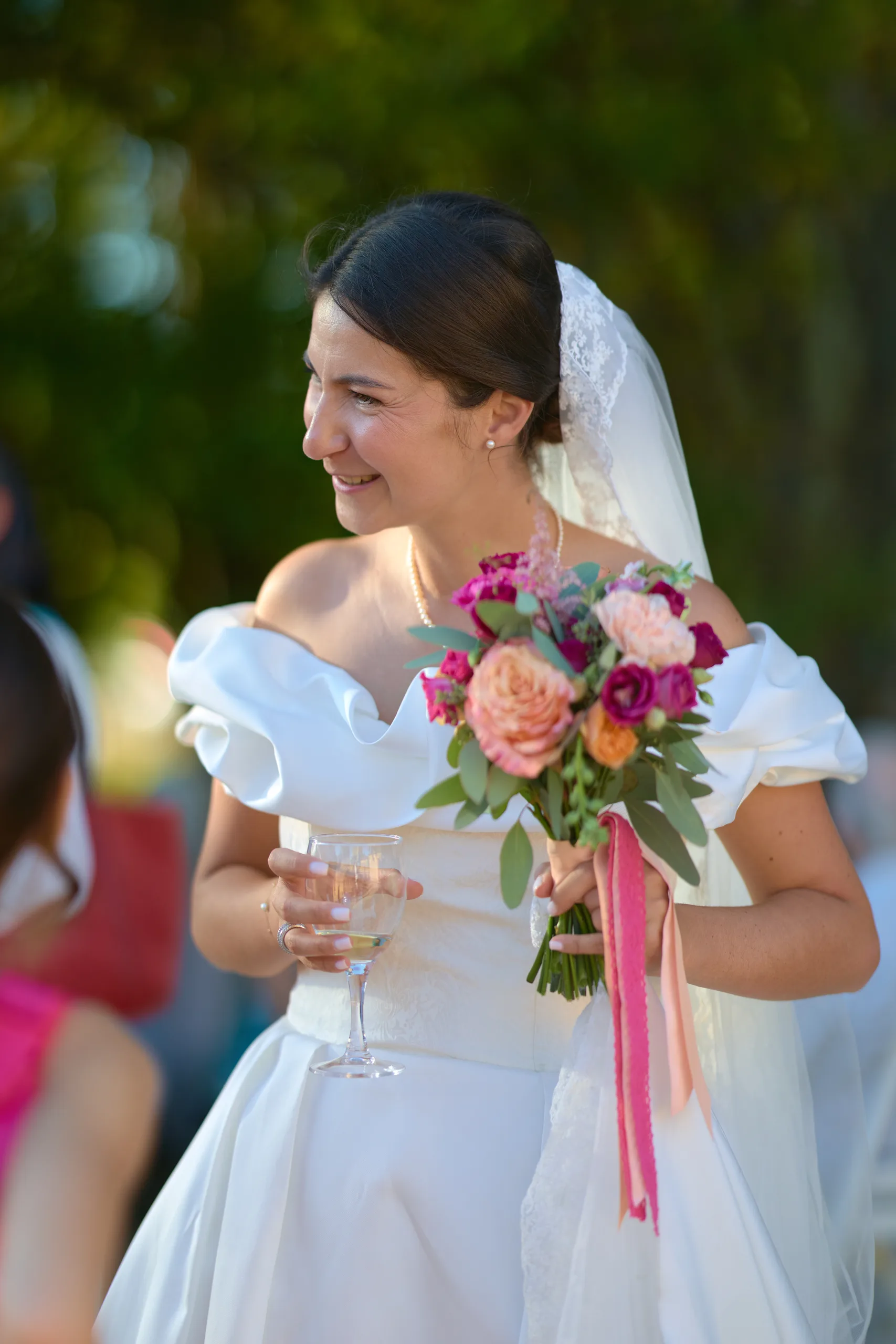 Mathilde avec son bouquet au cocktail