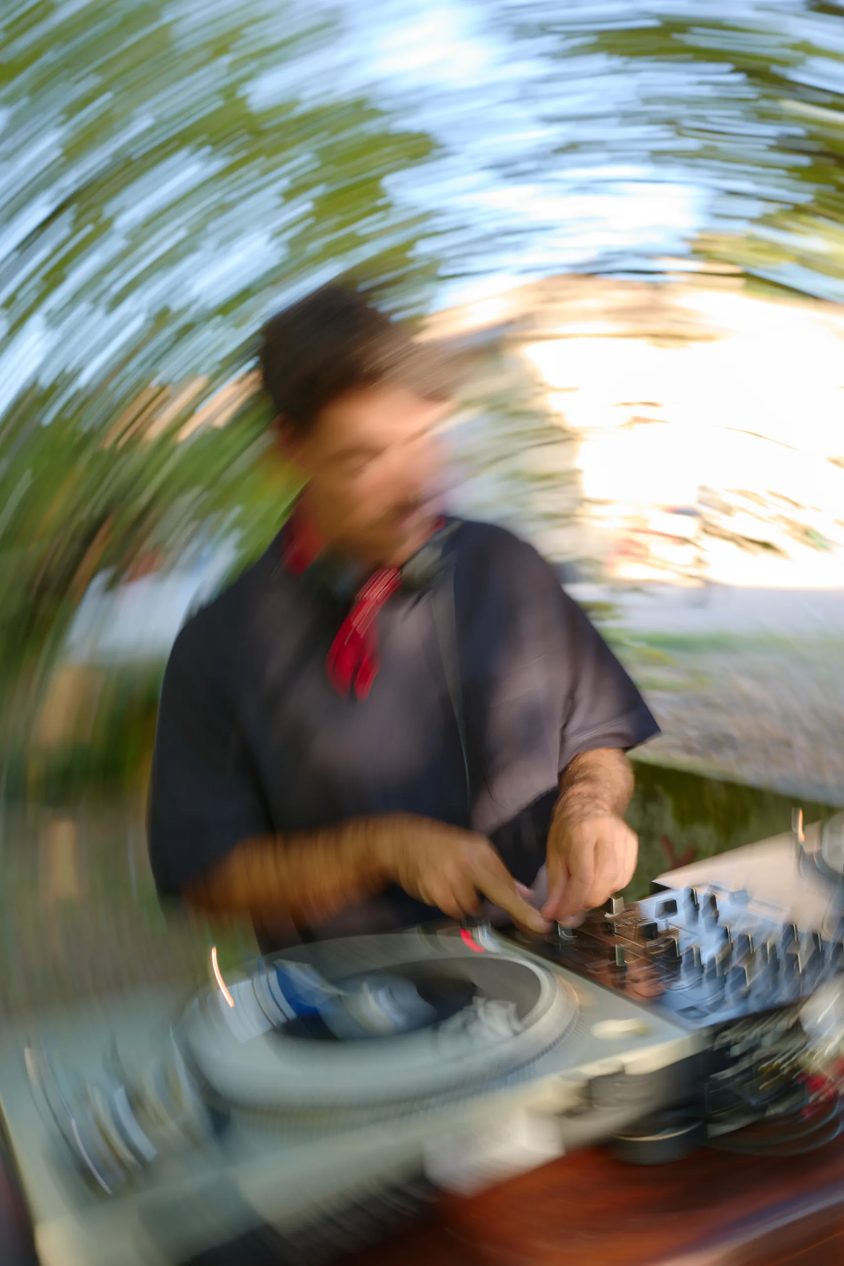Le DJ et ses platines pendant le cocktail