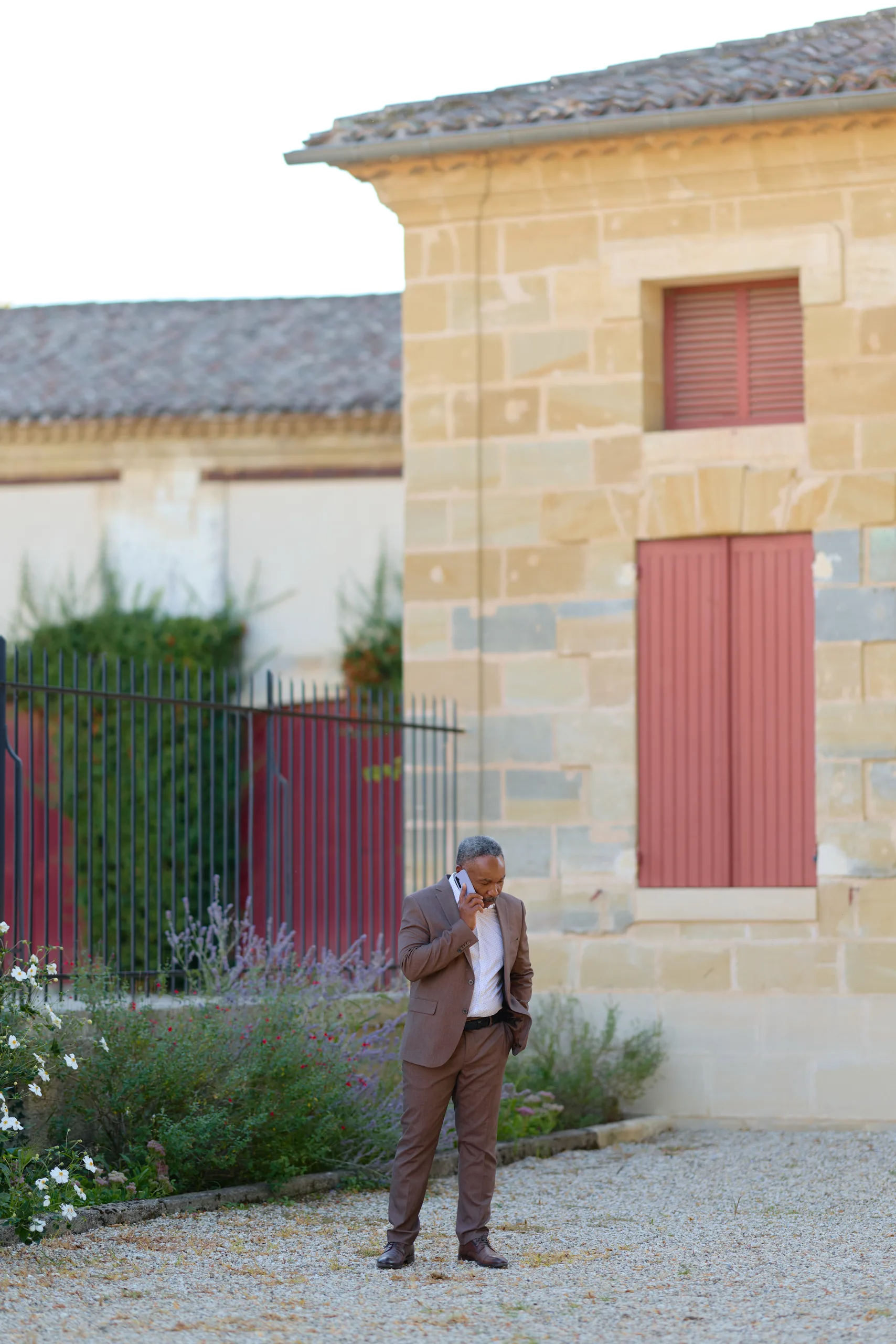 Un invité devant un bâtiment du domaine