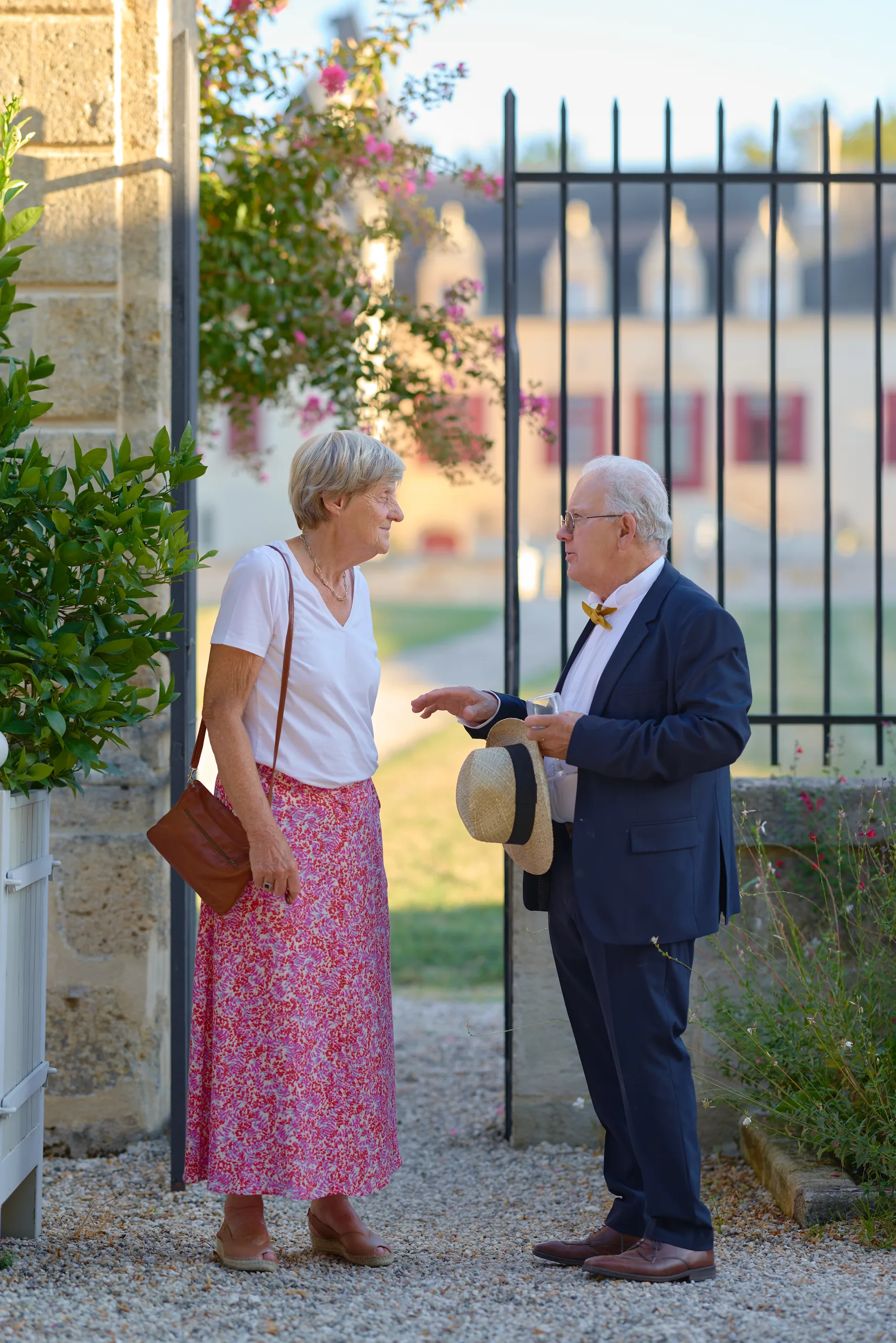 Invités près du portail du Château Olivier