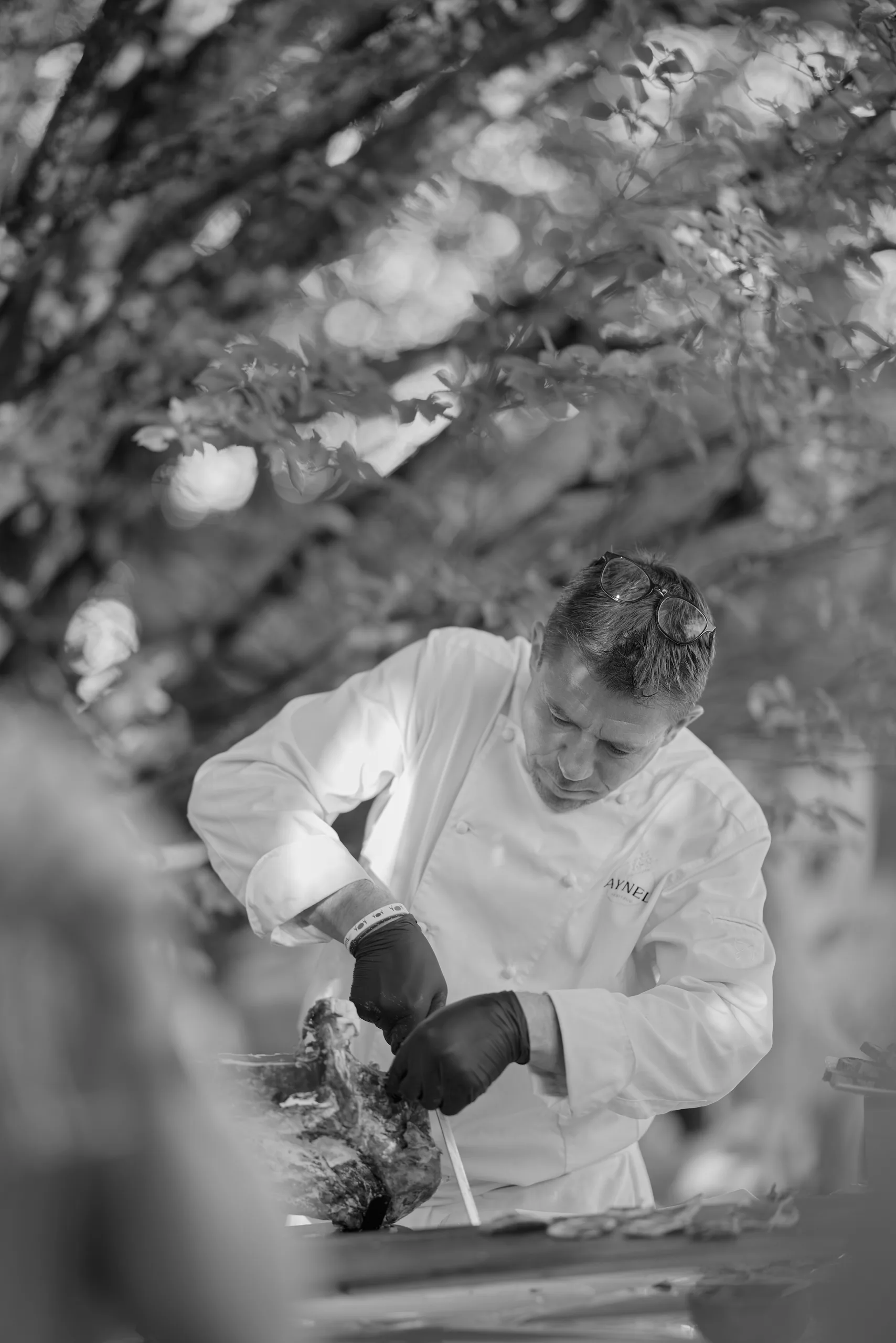 Une invitée assise dans le parc, en noir et blanc