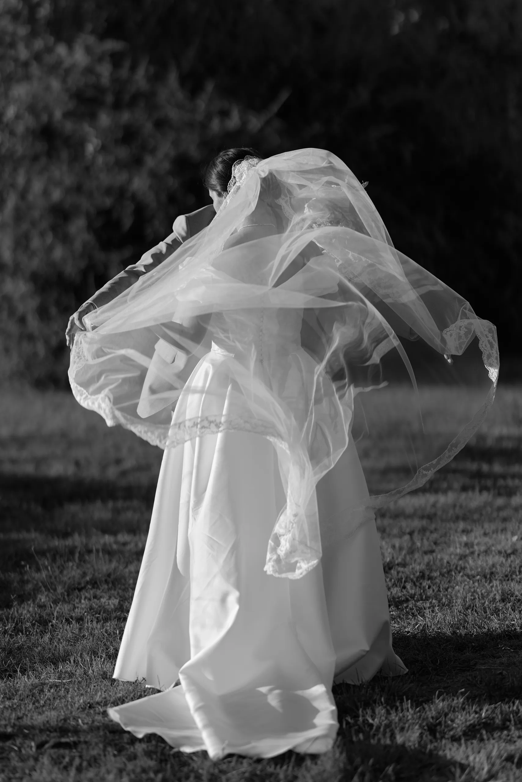 Mathilde joue avec son voile, en noir et blanc