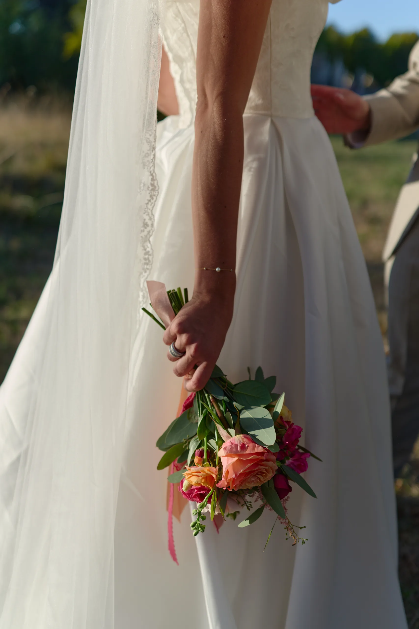 Bouquet et silhouette de la mariée