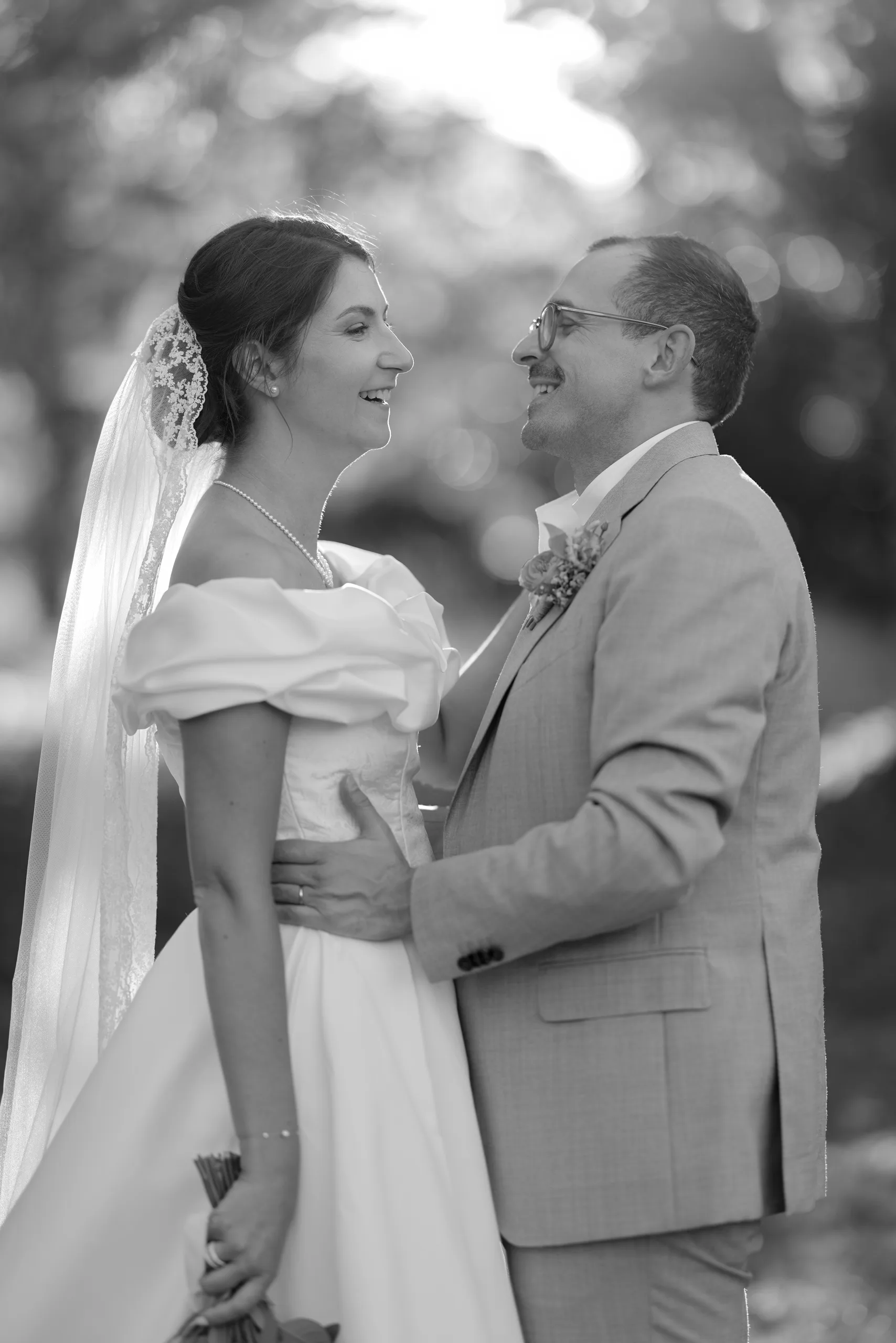 Les mariés enlacés, en noir et blanc