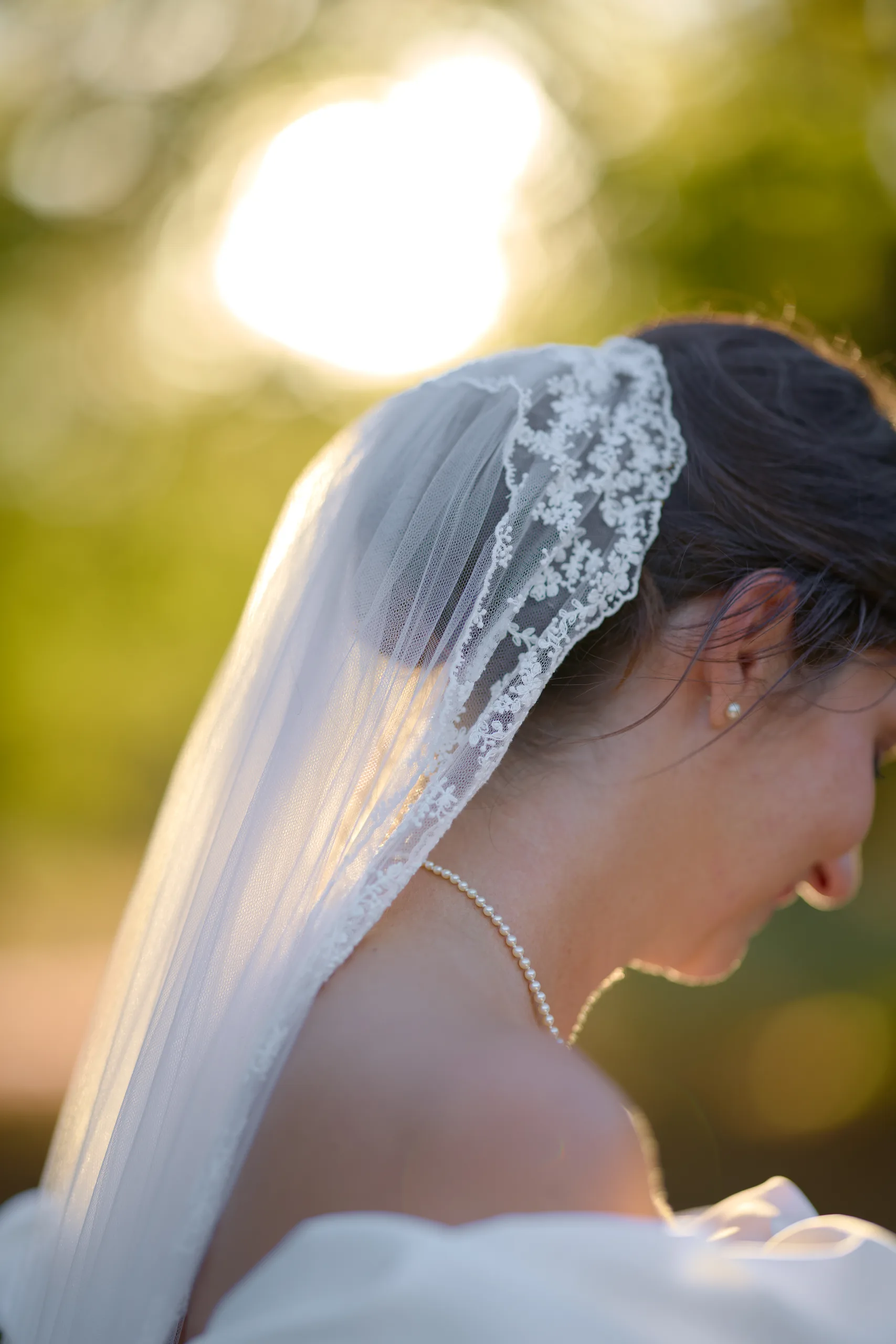 Détail de la coiffure fleurie et du voile de Mathilde