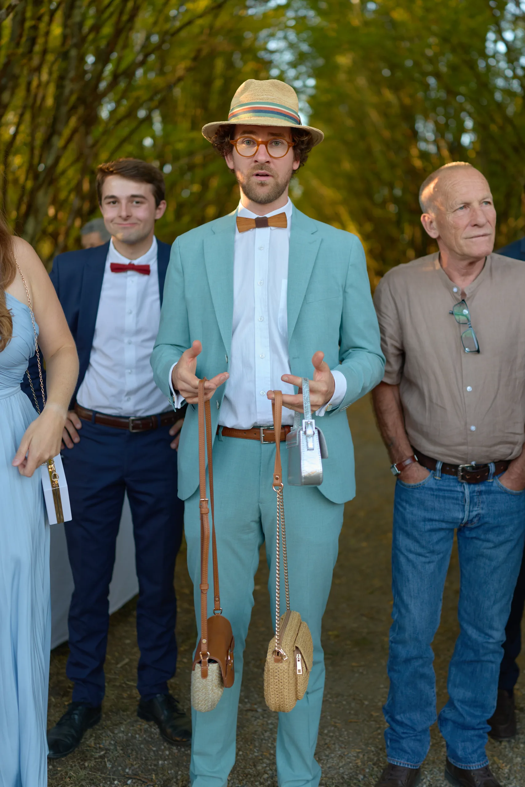 Un invité en costume vert pendant le cocktail
