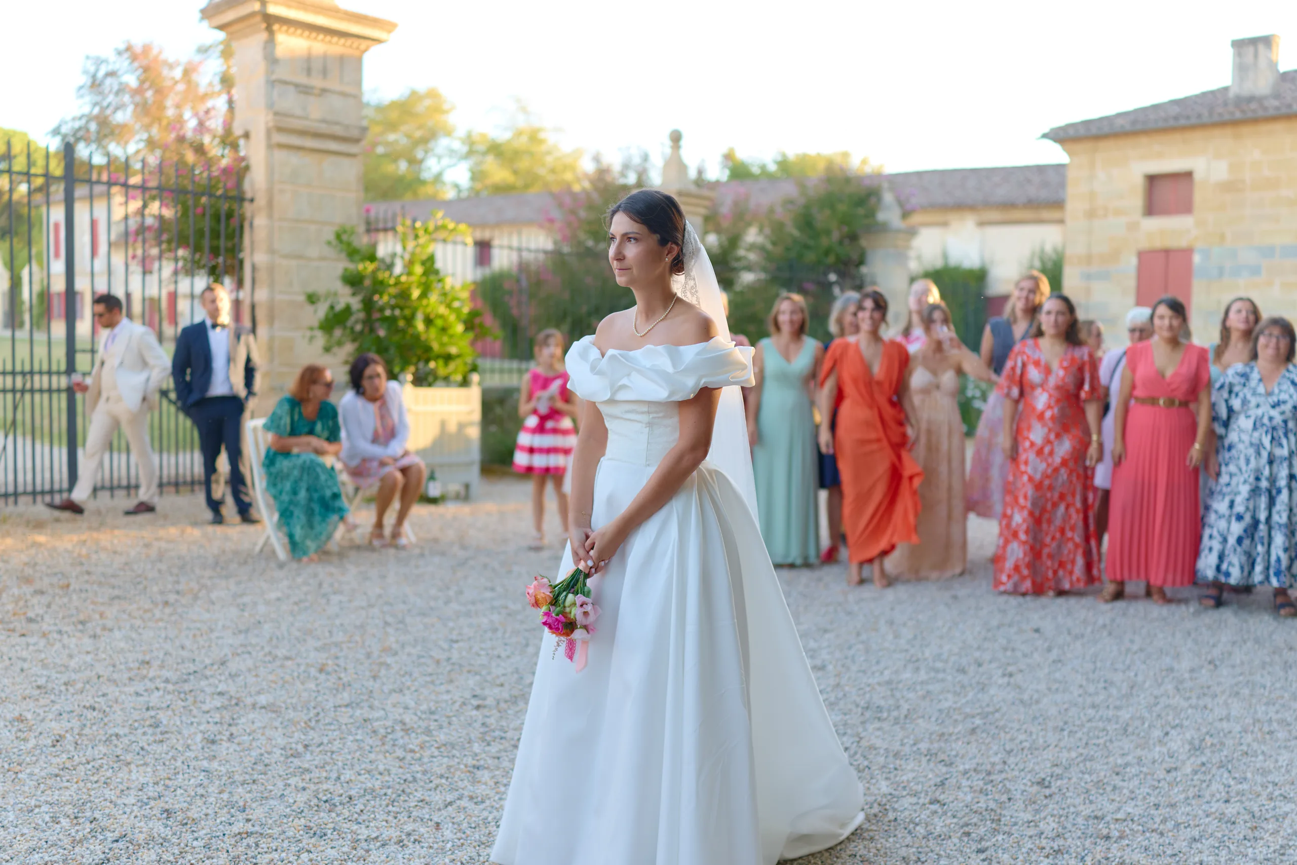Mathilde et les invitées avant le lancer du bouquet
