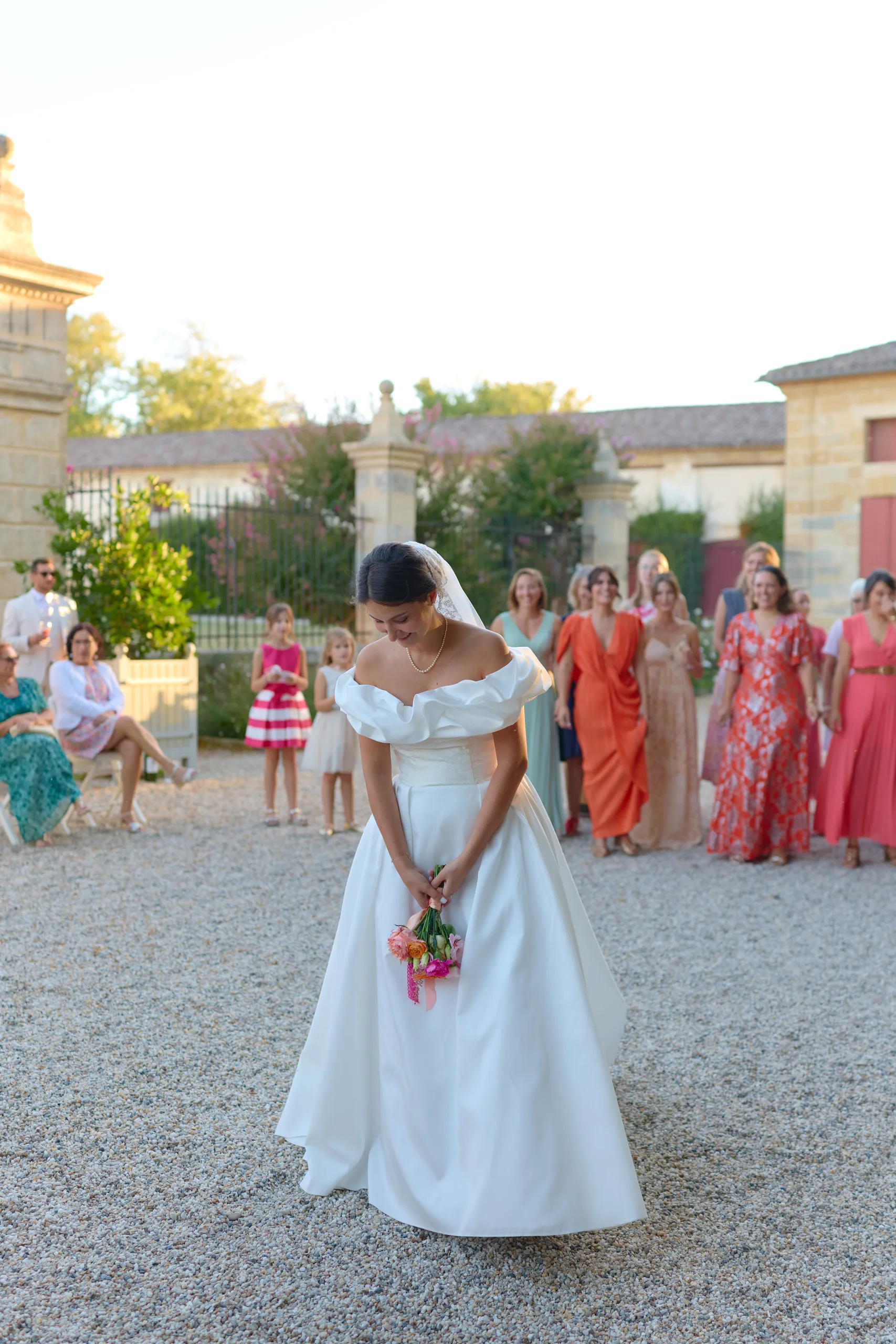 Mathilde se prépare à lancer son bouquet