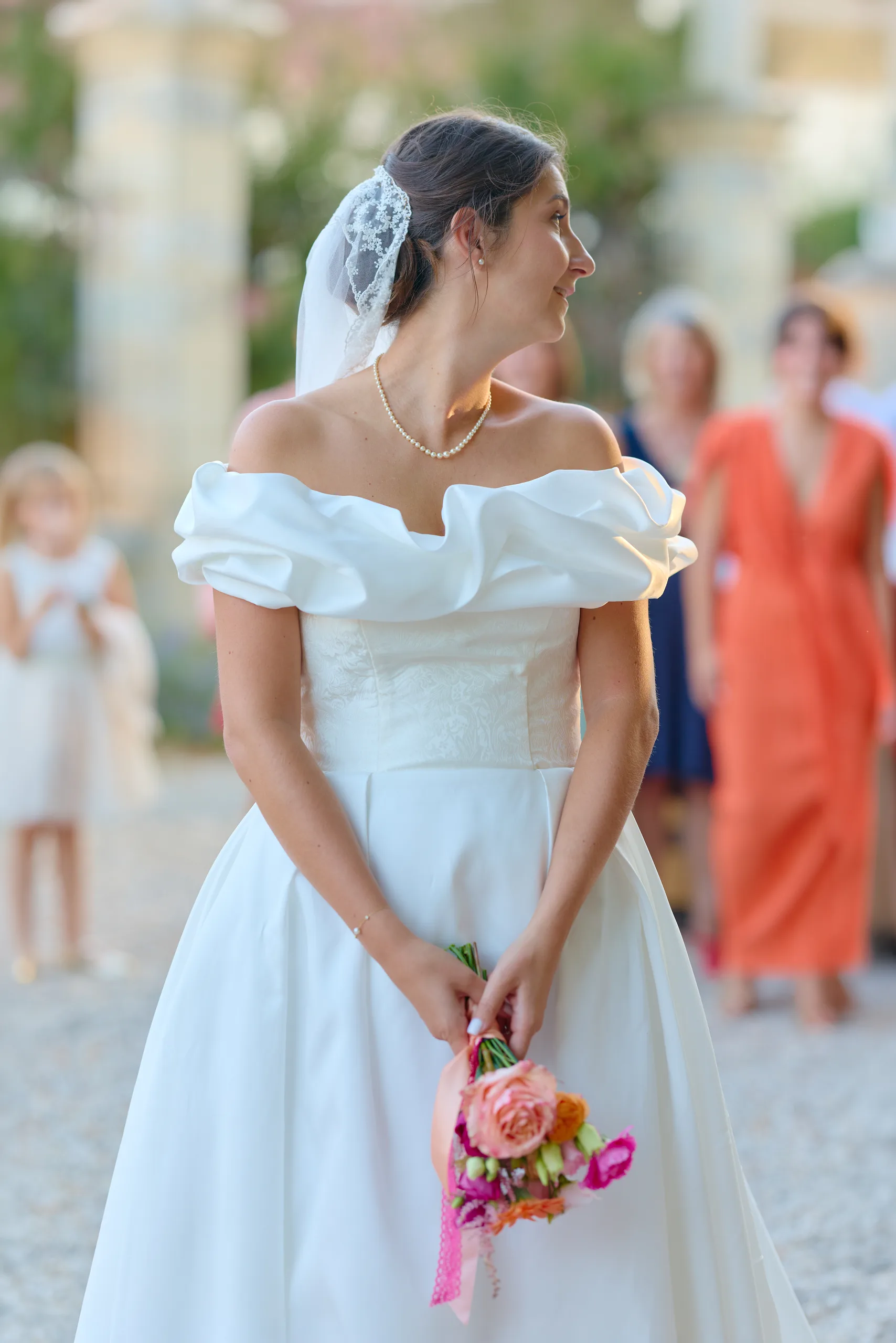 Mathilde tient son bouquet derrière son dos