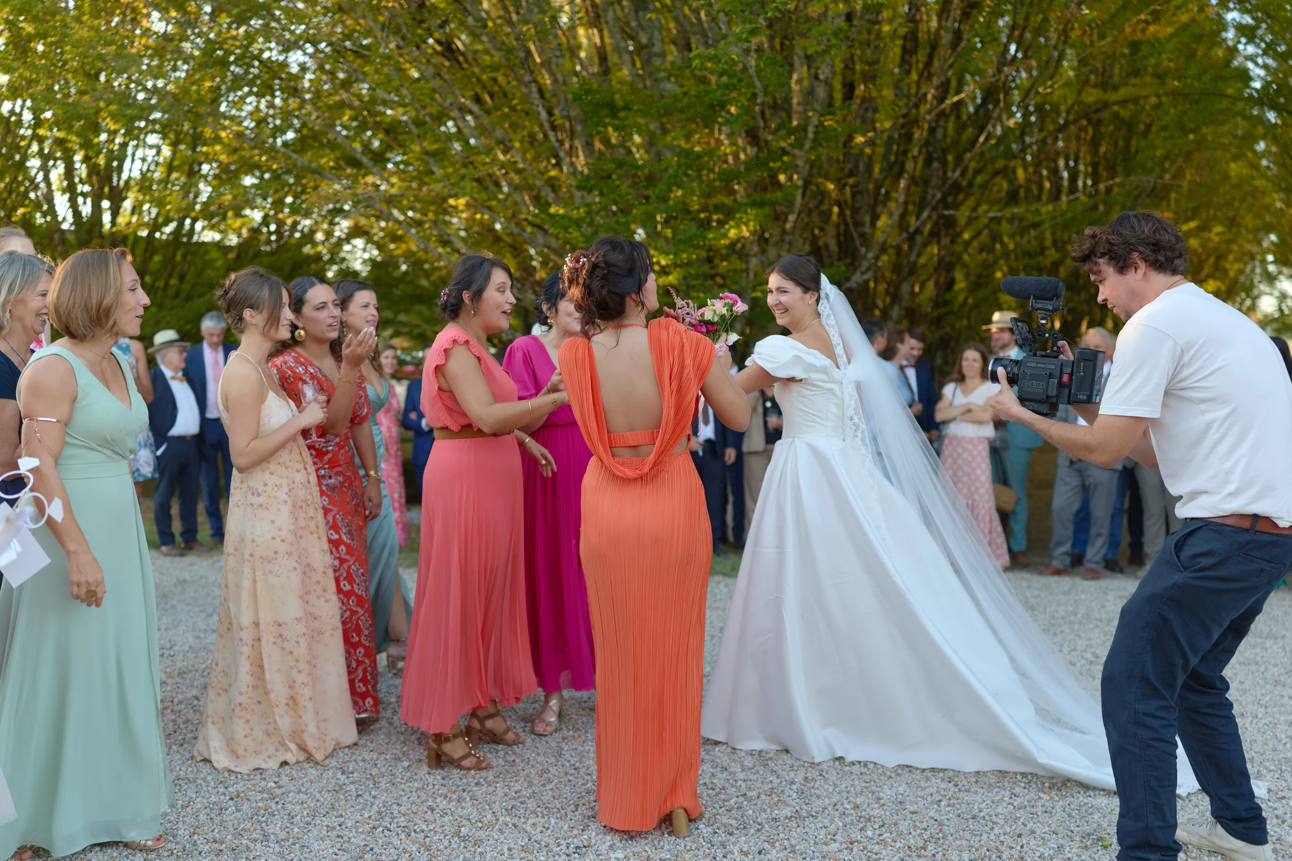 Animation autour de la mariée pendant le cocktail
