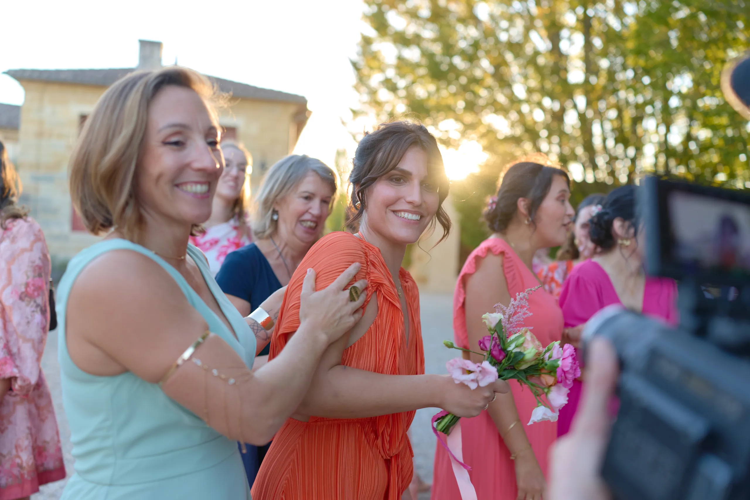 Les invitées applaudissent pendant le cocktail