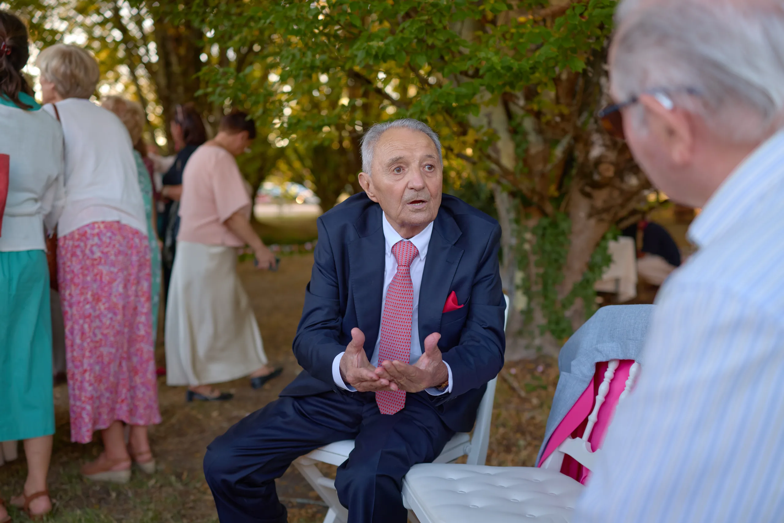 Les proches sourient pendant les discours
