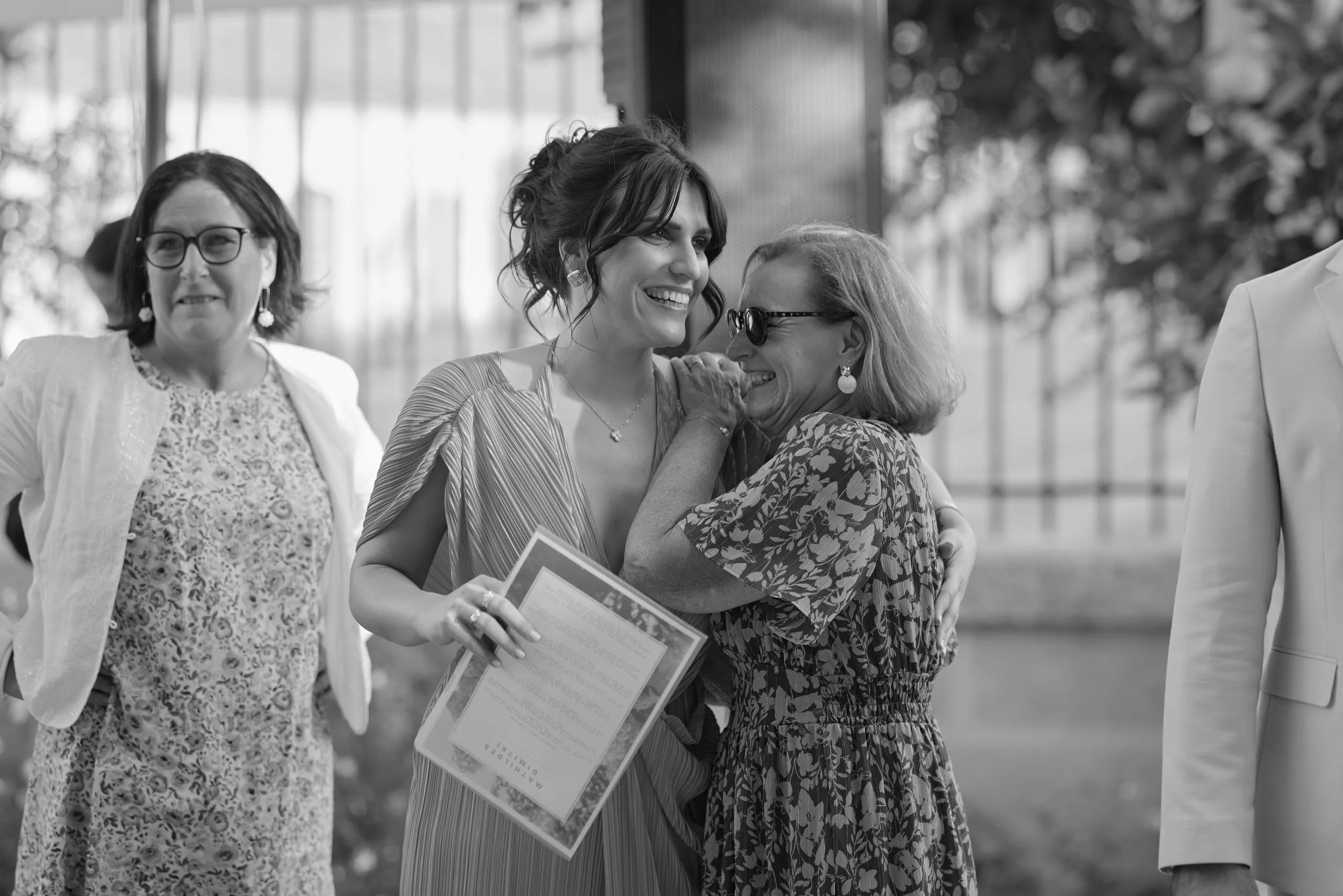Deux invitées pendant les discours, en noir et blanc