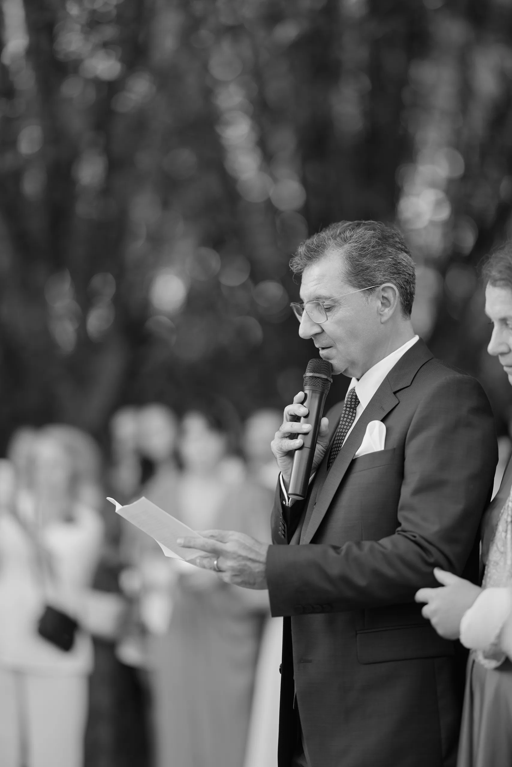 Un discours au micro dans le parc